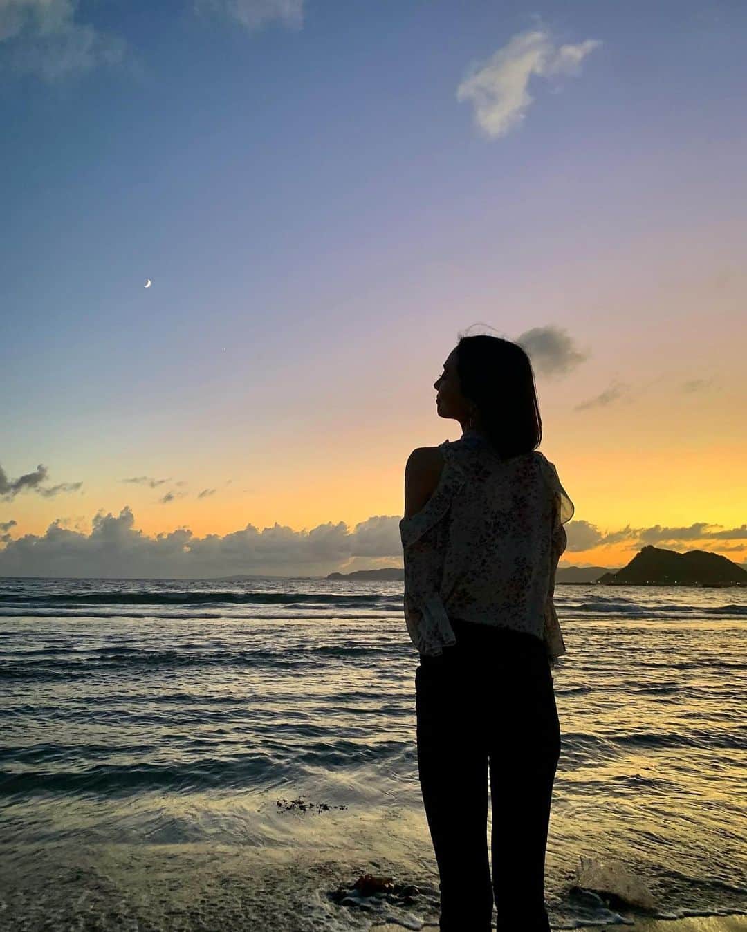 緑川静香のインスタグラム：「たまには映え写真を…😌💕 ⁡ 待ち受けにいかがですか？？笑 ⁡ #めっちゃ上手い友達に撮ってもらった写真 #ポストカードにありそうでしょ笑 #月がいい感じ #動画も撮ったのでファンクラブサイトにて公開します #入会まだの方はプロフィールからどうぞ❤️ #先週の言霊荘3話に出演しておりました #今週だと思ってたやつ😭 #ワンシーンですが気付いてくださった皆様ありがとうございます」