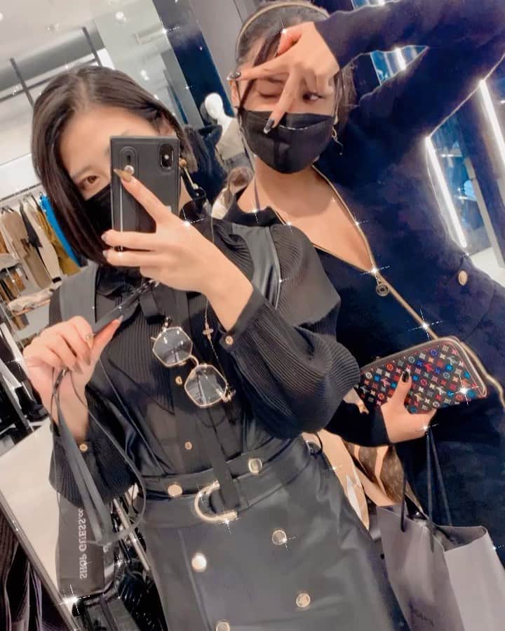 Kumiのインスタグラム：「. 中国の観光客並みに 爆買いした。🤑🤑🤑 . キャンと好みが一緒過ぎて 体型も似てるから キャンが似合ってるの見るとワタシも欲しくなるし ワタシが着てたらキャンも欲しくなるしで . 結果、 かなりの大人買いになりました😂😂😂💸 . . お互い、一緒にお買い物行くのは ワンシーズンに一回だけにしようね。 って約束した。w . . . #ブラックコーデ　#強め女子　#レザースカート #レザーコーデ #バーレスク東京 #スーパーバーレスク東京 #burlesque #burlesquetokyo #インスタ映え #自撮り #selfie」
