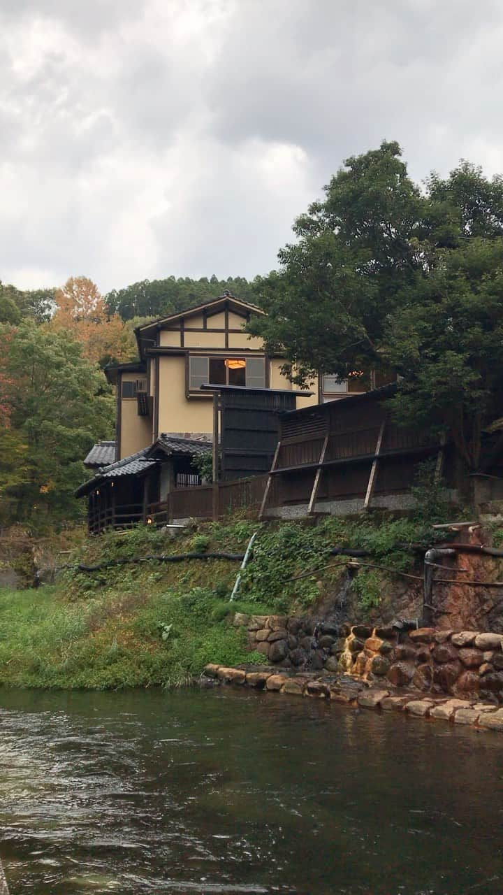 黒川温泉のインスタグラム：「黒川温泉街の紅葉のピークはもう少し先になりそうです。  #黒川温泉 #温泉 #阿蘇 #露天風呂  #kurokawaonsen #aso #onsen」