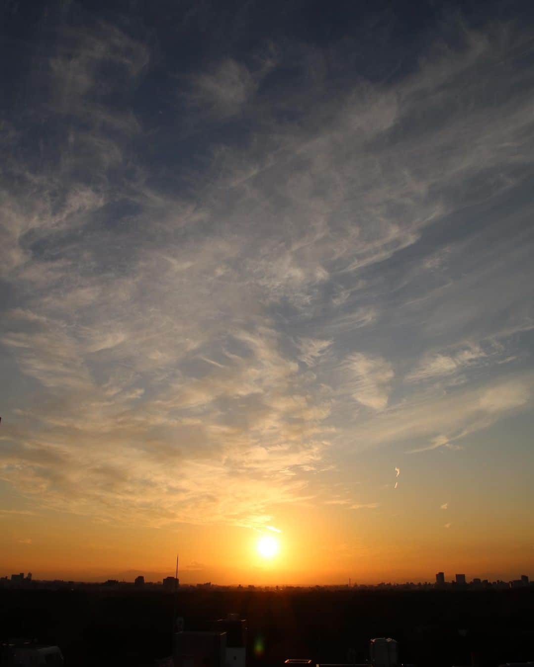 坂元美香さんのインスタグラム写真 - (坂元美香Instagram)「today's sunset 2021/10/30 16:30  雲が綺麗です。 出かけなきゃならないので 沈むまでは見れず…  #sunsetphotobymikasakamoto  #sunset #夕陽 #夕日 #黄昏時 #夕焼け #tokyosky #やっぱり空が好き #イマソラ #CanonEOSKiss8i」10月30日 16時54分 - mika_saka