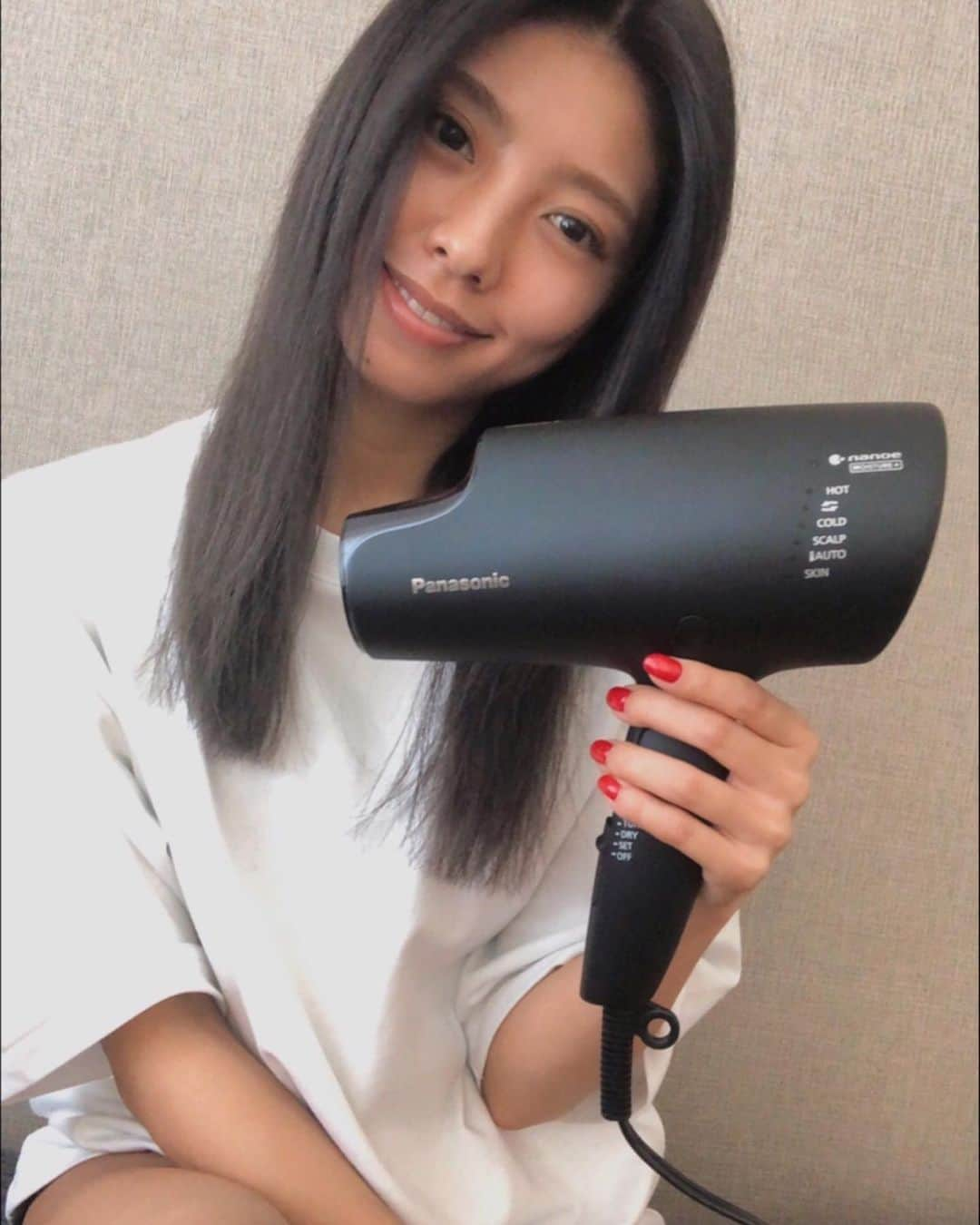 SAYAKAさんのインスタグラム写真 - (SAYAKAInstagram)「Panasonicのドライヤー高浸透ナノイーで速乾🤍 そしてうるおう 仕上がりがアイロンを通さなくてもしっとりと綺麗にまとまってくれて嬉しい… これを使ってもっとキューティクルな髪の毛を目指そっ🤍  #パナソニックビューティ #高浸透ナノイー #ナノケアドライヤー #パナソニック #ナノケア #PR @panasonic_beauty」10月30日 17時02分 - im_sayaka_official