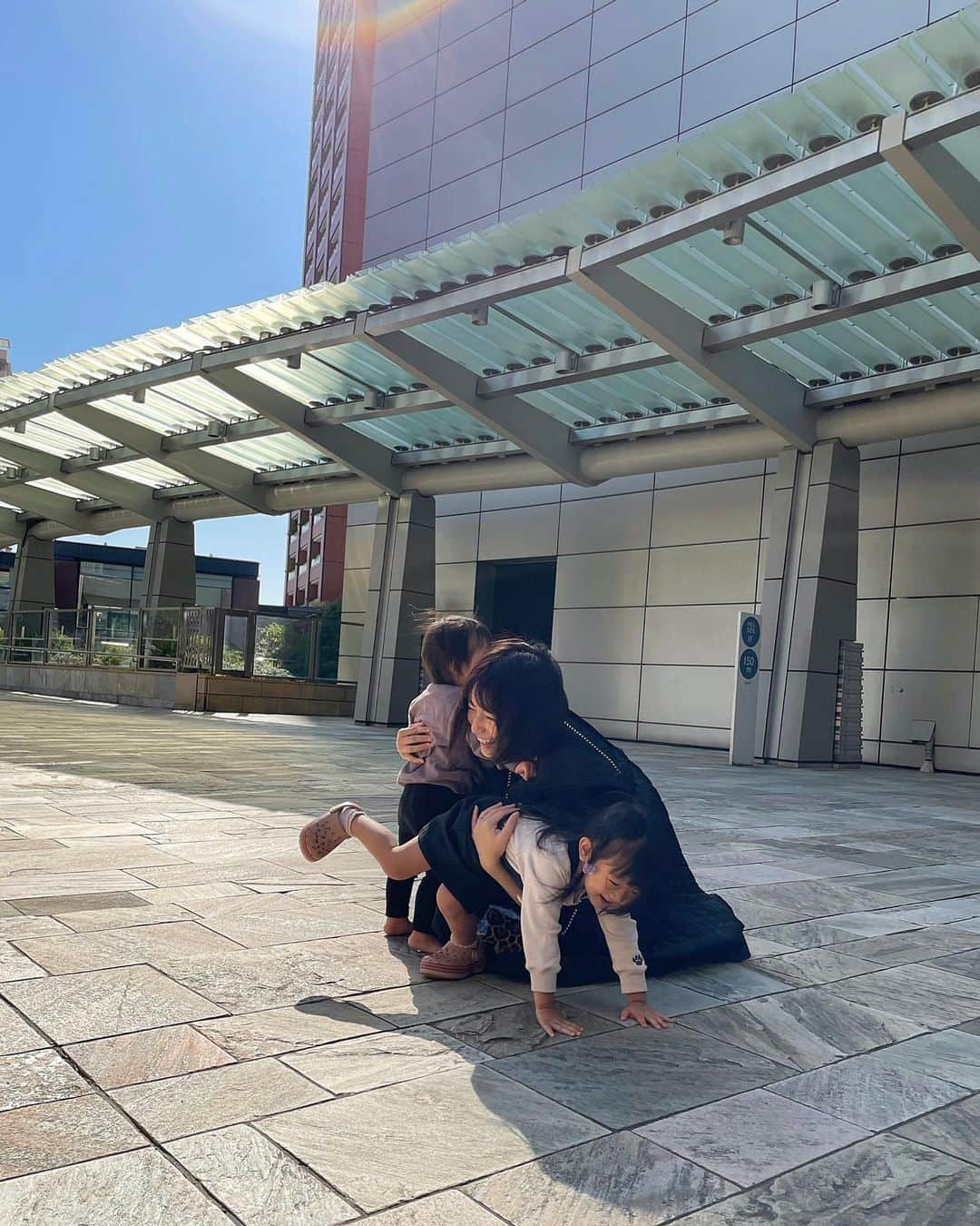 のインスタグラム：「. . いつもの光景😂 . エナはすぐベビーカー降りるし靴下脱いじゃうし靴拒否だし、ニナは変なことしてるし、どちらかがくっついてくるとすかさずもう片方もくっついてきて2人同時に抱っこなんて、まぁまぁよくあるもの💪🏻💪🏻 . 39kgに2人合わせて20kgちょい😇 自分がこんなに力持ちって知らなかった😇笑 . ランチしようとしたら、お腹すいてキレたエナが水をばしゃーん。(わざと) すごい声で食べ物を要求！ 隣でニナはあれがしたいこれがしたい。 極め付け、途中でママトイレ！(だからお店入る前行こうゆーたやんか。) お友達にエナを預けて行きたいところが、そんなことしたら爆泣き決定なので、2人を連れてトイレへ😇 . . …と、書き出したら尽きないのですが、いつもお出かけする度にぐったりして家路につく感じです🤣 . それでも笑顔や寝顔を見るとたまらなく愛おしいし、娘達のために何かしてあげたいと思えて、死にかけのはずなのにまたフルパワーで頑張れるんだからママって生き物は不思議すぎる🙃✨ . 今日はパパがいなくて一段と疲れた〜 . . #今日もお疲れ様でした #土曜日 #ママライフ」