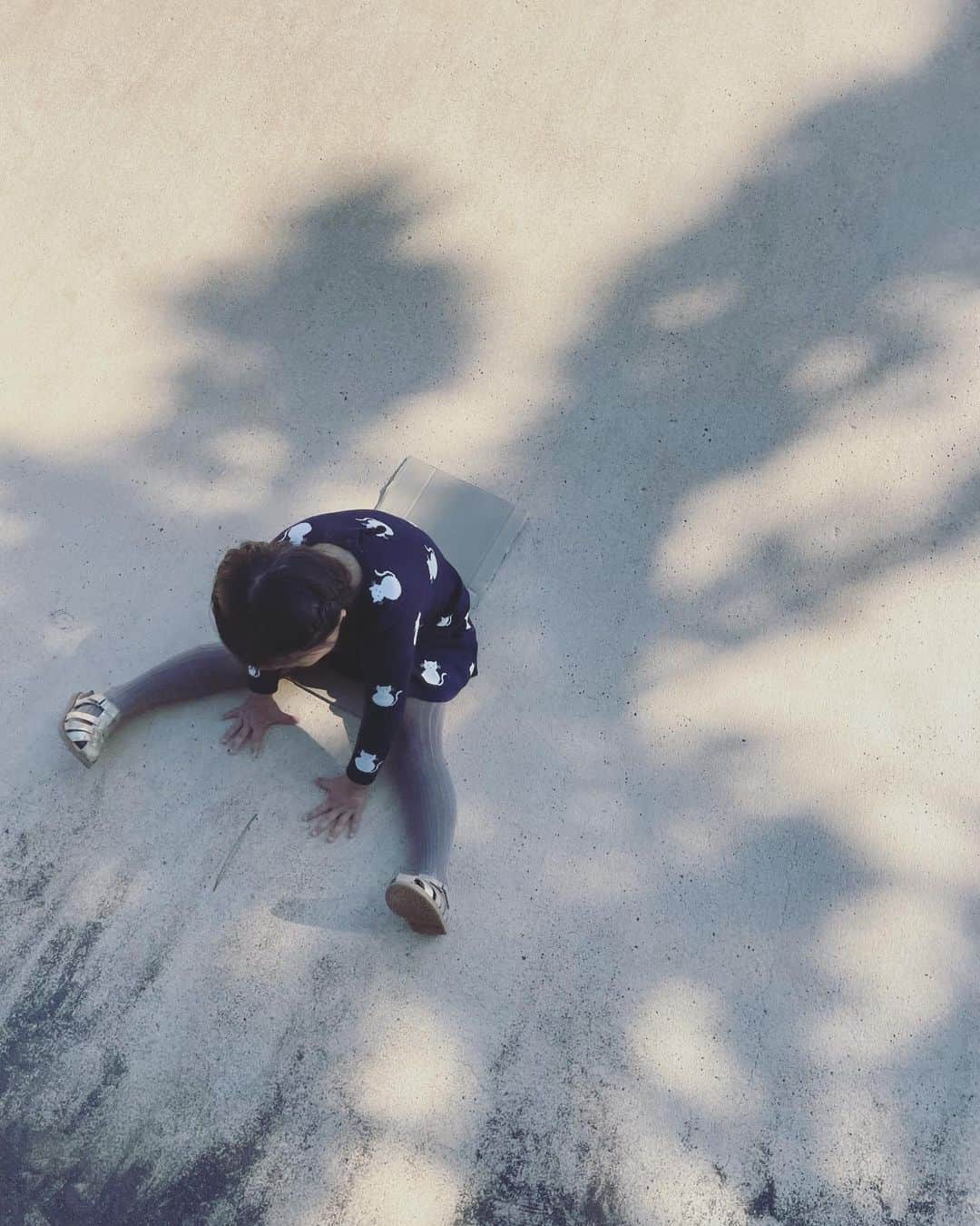 鈴木六夏さんのインスタグラム写真 - (鈴木六夏Instagram)「１つ前、自転車カゴの段ボール。  は、お滑り台のため😆 今時はなんかカッコいい滑り台シート？みたいなの皆さんお持ちだけど我が家はなかったので段ボール持参🤣🤣🤣  私も一緒になって滑りまくりました🙌🏼」10月30日 17時34分 - rikuka.62