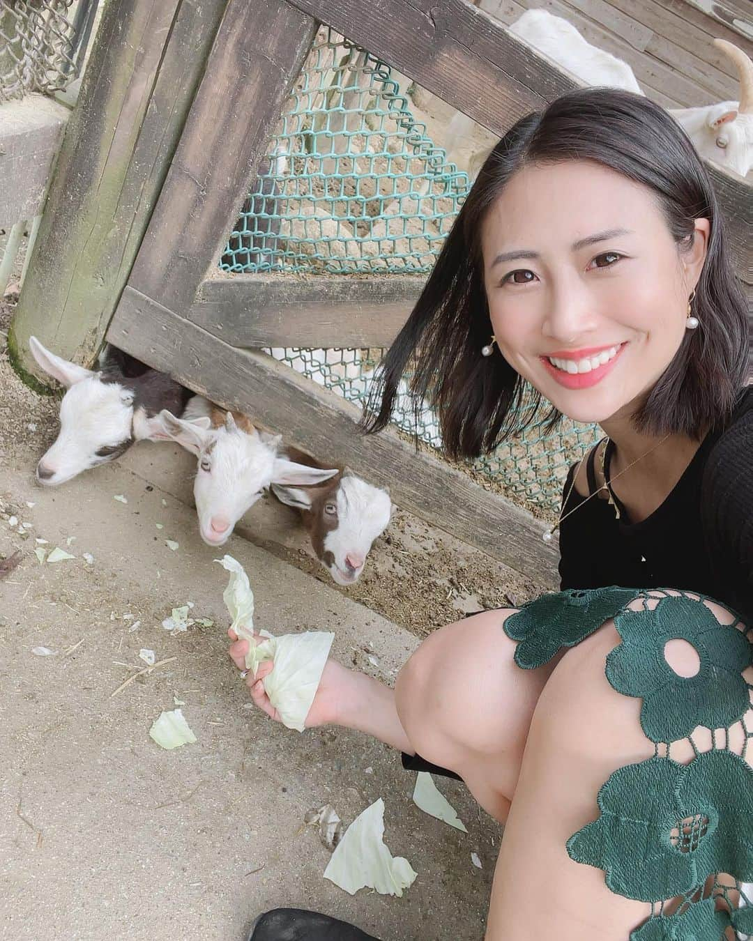 桜井未来さんのインスタグラム写真 - (桜井未来Instagram)「ヤギさんに餌やり🥕 赤ちゃんヤギ🐐が可愛かった💓  #那須 #旅行 #那須旅行 #トリップ #trip #japantrip #那須高原 #温泉 #温泉旅行 #牧場 #乗馬 #馬 #乗馬体験 #餌やり #遊園地 #子供の遊び場 #子供 #キッズ #ベビー #親子コーデ #親子リンクコーデ #ootd #fashon #ファッション  #ママモデル #ママ #ママリ #千本松牧場 #那須千本松牧場」10月30日 17時43分 - miki.sakurai0214