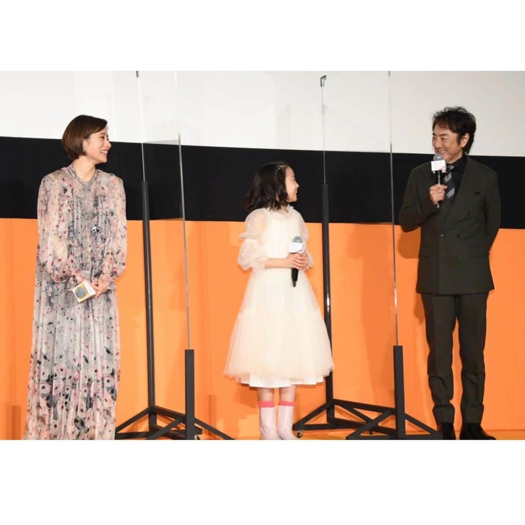 稲垣来泉さんのインスタグラム写真 - (稲垣来泉Instagram)「. 昨日！ 映画「そして、バトンは渡された」　 公開日を迎えました！🎉🎉🎉 . 舞台挨拶に登壇させていただき 皆さんが座ってらっしゃる満員の席を見ることができて 本当に感動しました。 . この日をずっと待っていました。 たくさんの方に見ていただきたいたいです。 . 「映画館で映画を観る！」 『「そして、バトンは渡された」の映画を見に行く日！」 が多くの方の予定になると嬉しいです。 . . . ピアノやオリジナル音楽もとっても素敵です！ 映画館で聴いて大きな画面で映画を観て あたたかな気持ちになってください😊 . パンフレットもぜひ！ 盛りだくさんの内容です。 改めてまた映画を観に行きます。 . 皆さんの感想 #私がつなぐ涙のバトン を楽しみにしています。 . @yuko_baton_movie  #そしてバトンは渡された #前田哲 監督 #田中圭 さん #永野芽郁 さん #石原さとみ さん #市村正親 さん #みぃたん #稲垣来泉  初めてくす玉を🎊ひっぱりました。 くす玉の中には映画の感想が書かれた紙が😭 サプライズ ありがとうございます😭 . . . 👗　@vividlifejp  スタイリスト キムさん ヘアメイク 入江さん いつもありがとうございます。」10月30日 17時46分 - kurumi_inagaki