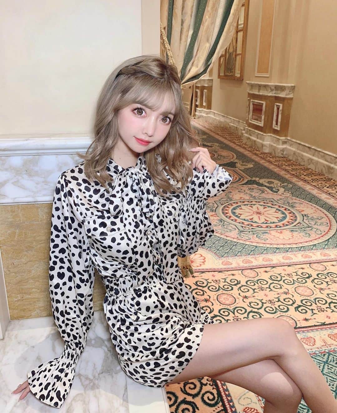 のインスタグラム：「リーナの ダルメシアン柄の お洋服可愛かったなぁ🥺💓 (@riina_couture )  リボンがついてるから 少し甘めな感じがお気に入り✌️💕 やっぱり柄物は好きだなぁ！  #リーナ#ダルメシアン柄#ダルメシアンコーデ#コーディネート#リボン#コーデ記録#ミラコスタ#ディズニーシー」