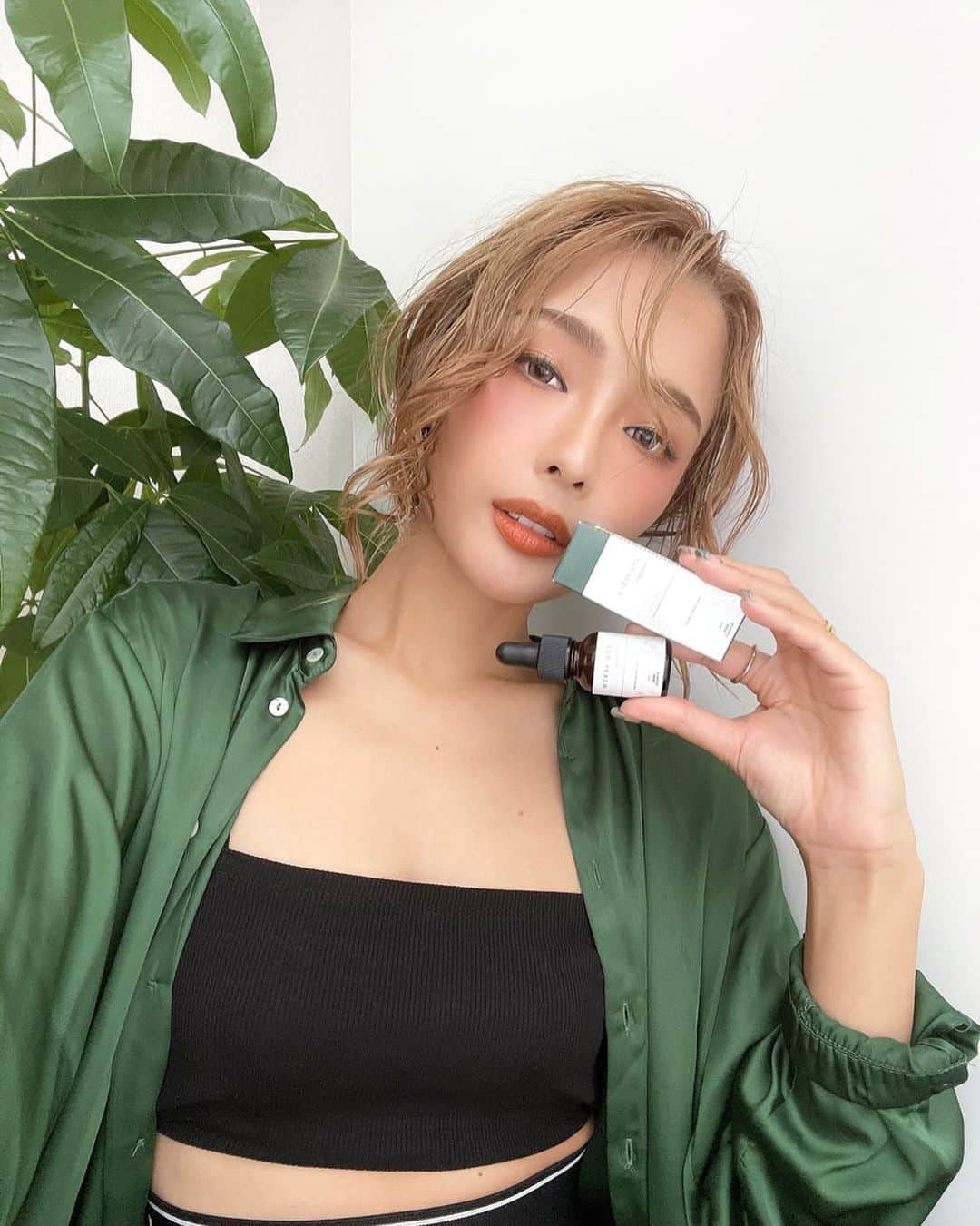 のインスタグラム：「【 Greeus @greeus.cbd × RỉRi コラボCBDセラム instaLIVE告知🌿 】  卒業後、初のRiRiの商品という事もあり、応援して下さる方々が多くて、本当に嬉しい限りです😭😭😭🙏✨  皆様、いつもありがとうございます😭🤍  ブックレットも付いてくるからか、反響が良い🥺🙏✨  そこで！発売を記念して数年ぶりにInstaLIVEをする事が決定しました☺️🌿  明日 10/31(sun) 20:00〜🕗  コラボのCBDセラムについてはもちろん、ご質問を受け付けてお答えしていきます🤲✨  ・CBDって安心？ ・普段使っているマスカラは？ ・カラコンのオススメは？ ・好きな言葉は？ ・オススメの香水は？ などなど、なんでもOK💡  その中からinstaLIVEで答えていきますので、お気軽にコメントで、ご質問をどうぞ✍️  たくさんの方と久しぶりにオンライン上ですが、交流できる事を楽しみにしています🤍  #greeus #cbd #hemp #hempoil #cannabidiol #cbdskincare #plantbased #plantbasedskincare #organic #organicskincare #sustainable #meditation #mindfulness #wellness #CBDスキンケア #プラントベーススキンケア #オーガニックスキンケア #サスティナブル #瞑想 #マインドフルネス #ウェルネス #ヘンプ #ヘンプオイル #カンナビジオール」