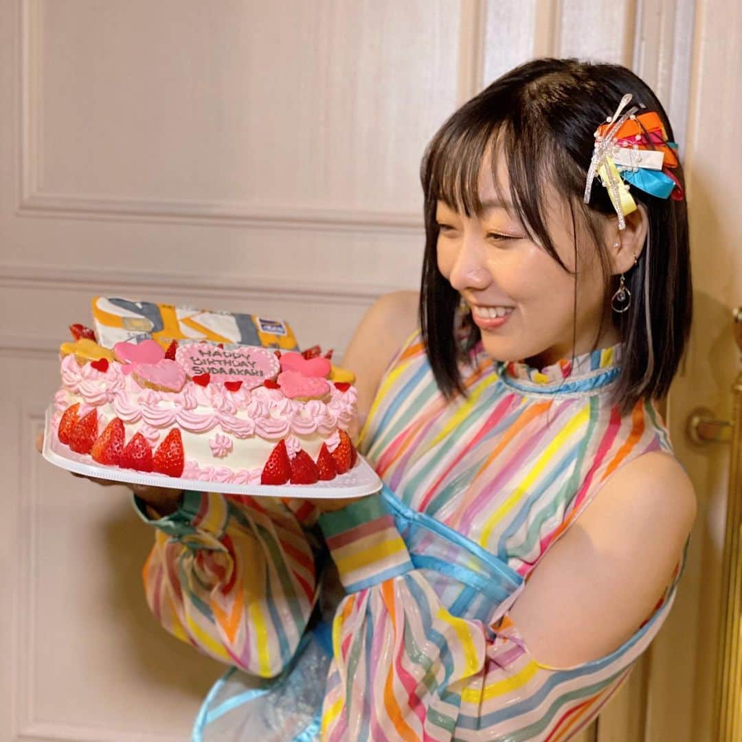 須田亜香里さんのインスタグラム写真 - (須田亜香里Instagram)「あと30分で誕生日〜！  今日は終演後、イオンカードさんがイオンカードすぎる最高なケーキでお祝いしてくださいました😍 イオンカードさんの愛情も嬉しいし、ケーキ屋さんの技術もすごすぎるよね…！！ メンバーと一緒に食べました✨ ありがとうございました😳  #イオンカード #SKE48 #イオンカードオリジナル公演」10月30日 23時32分 - akarisuda