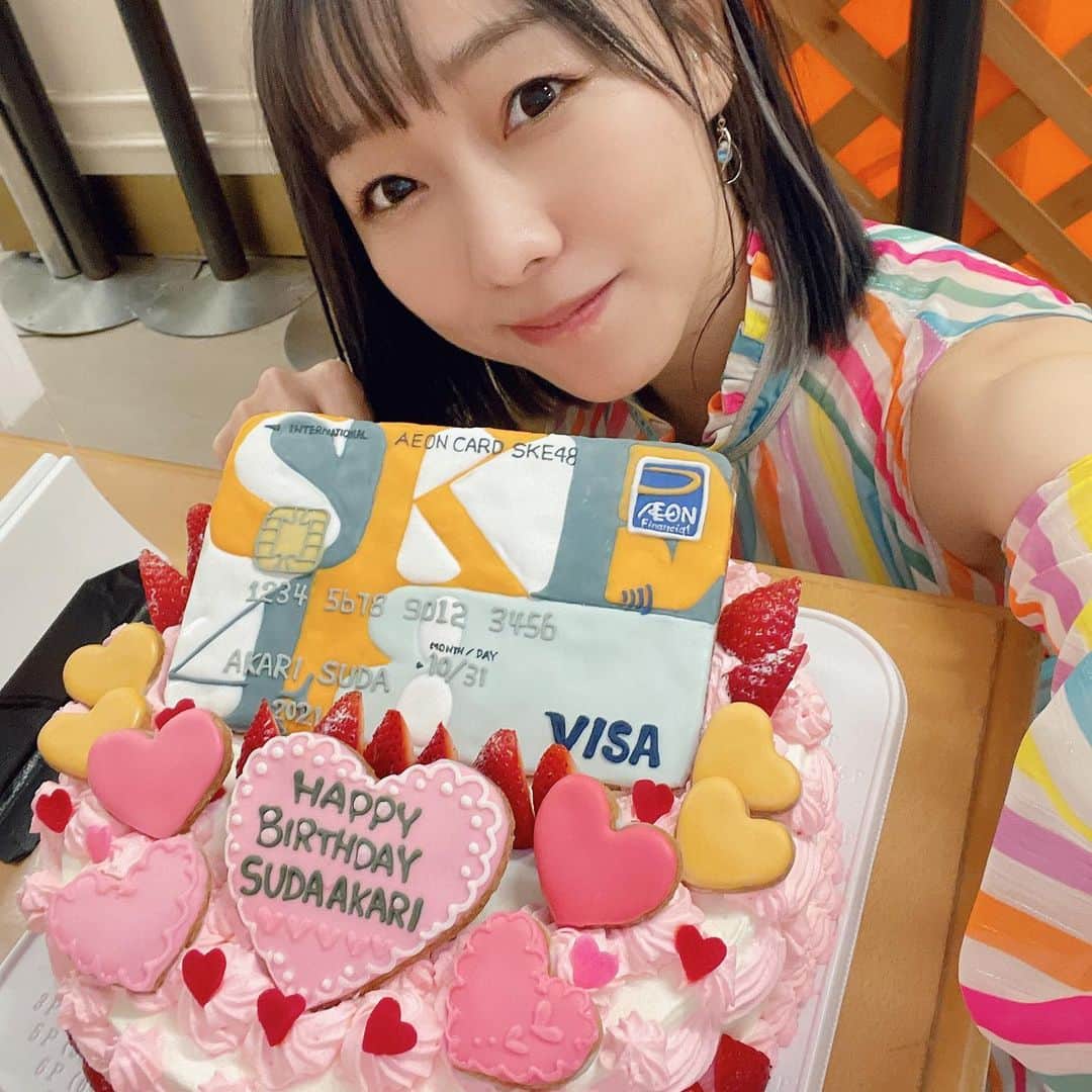 須田亜香里さんのインスタグラム写真 - (須田亜香里Instagram)「あと30分で誕生日〜！  今日は終演後、イオンカードさんがイオンカードすぎる最高なケーキでお祝いしてくださいました😍 イオンカードさんの愛情も嬉しいし、ケーキ屋さんの技術もすごすぎるよね…！！ メンバーと一緒に食べました✨ ありがとうございました😳  #イオンカード #SKE48 #イオンカードオリジナル公演」10月30日 23時32分 - akarisuda