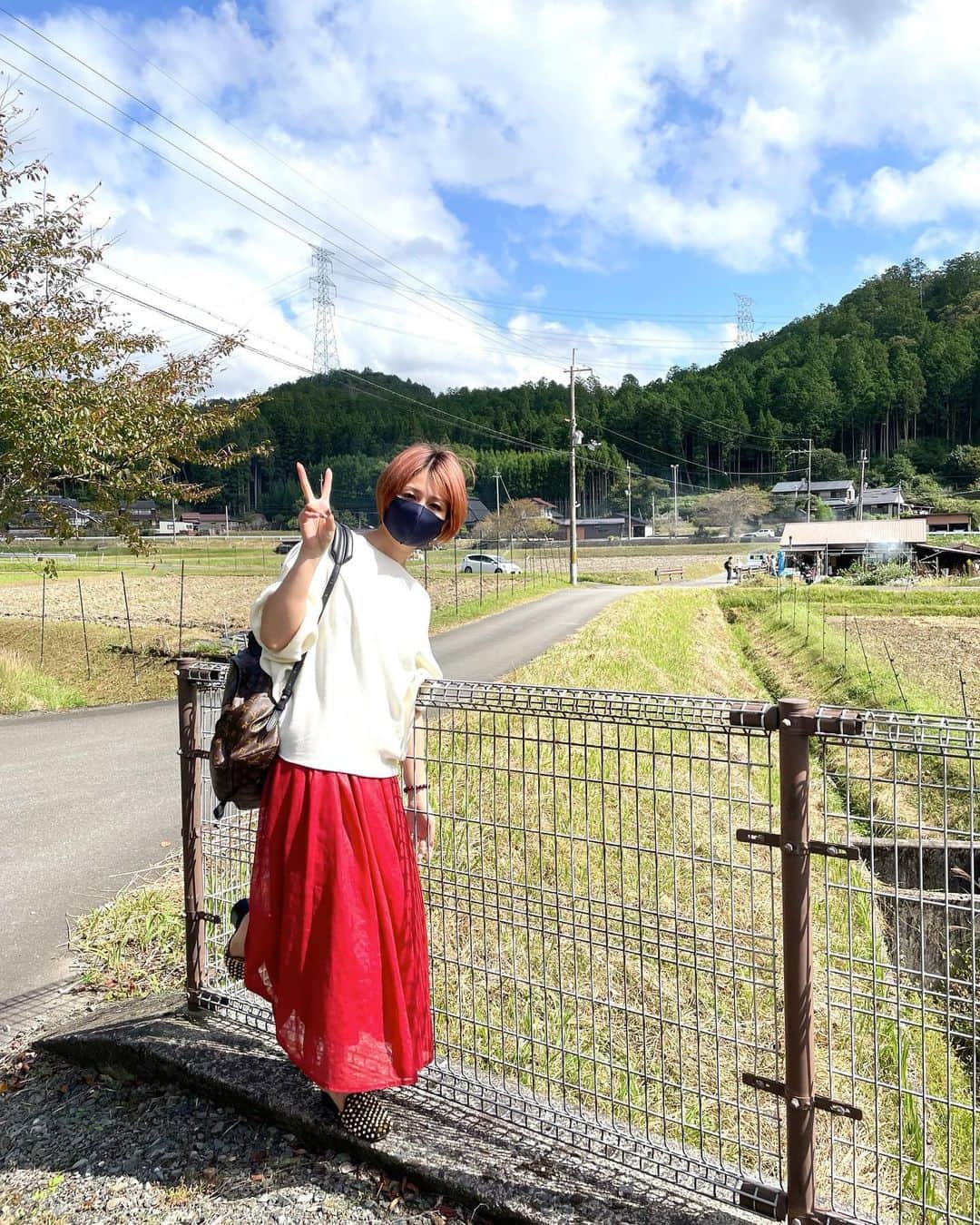 蜷川べにさんのインスタグラム写真 - (蜷川べにInstagram)「. ⁡ 京都のオフ日は京北町の大自然に 癒されてきました( ･ㅂ･)و ̑̑ ⁡ チャンネルオリジナルの アロマ作りお楽しみに！ ⁡ ⁡ #蜷川べに  #和楽器バンド  #全国ツアー  #京都公演 #木露  #杉乃精  #杉乃精工房見学ツアー  #アロマ #pleasesubscribe  #津軽三味線  #shamisen  #youtubechannel  #benininagawa  #wagakkiband」10月30日 18時21分 - ninagawabeni