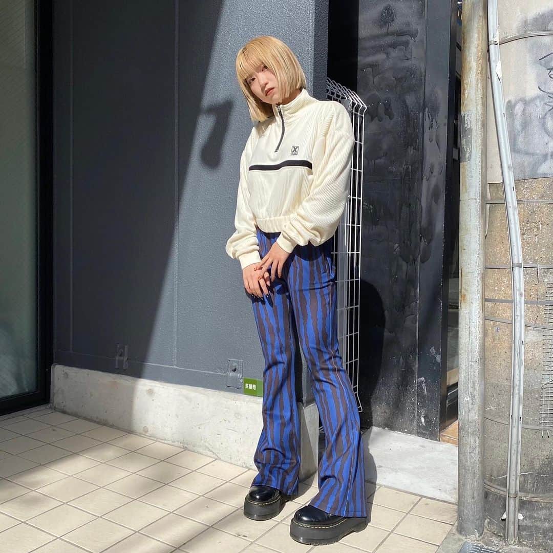 XGIRL_ootdのインスタグラム：「#xgirl_ootd @_aileeen_ 152cm 　 X-girl UMEDA EST STAFF 　 ------------------------------------ ▪️CONTRAST LINE CROPPED RIB TOP ￥11,000(税込) ▪️X-girl × F.C.Real Bristol EASY FLARE PANTS ￥13,200(税込) ------------------------------------ 　 #xgirl #xgirljp #xgirlus #エックスガール #ストリートコーデ #ストリートファッション #スタッフスナップ #フレアパンツ #コーデュロイ」