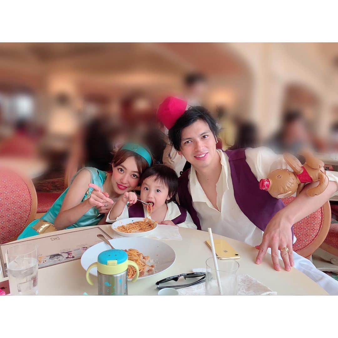 アレクサンダーのインスタグラム：「明日家でハロウィンパーティー🎉🎃👻 3年前はめちゃ人呼んだな^_^ 近所の子達まで来てくれたな　懐かしい^_^ #ハロウィン #aladdin  #disney」