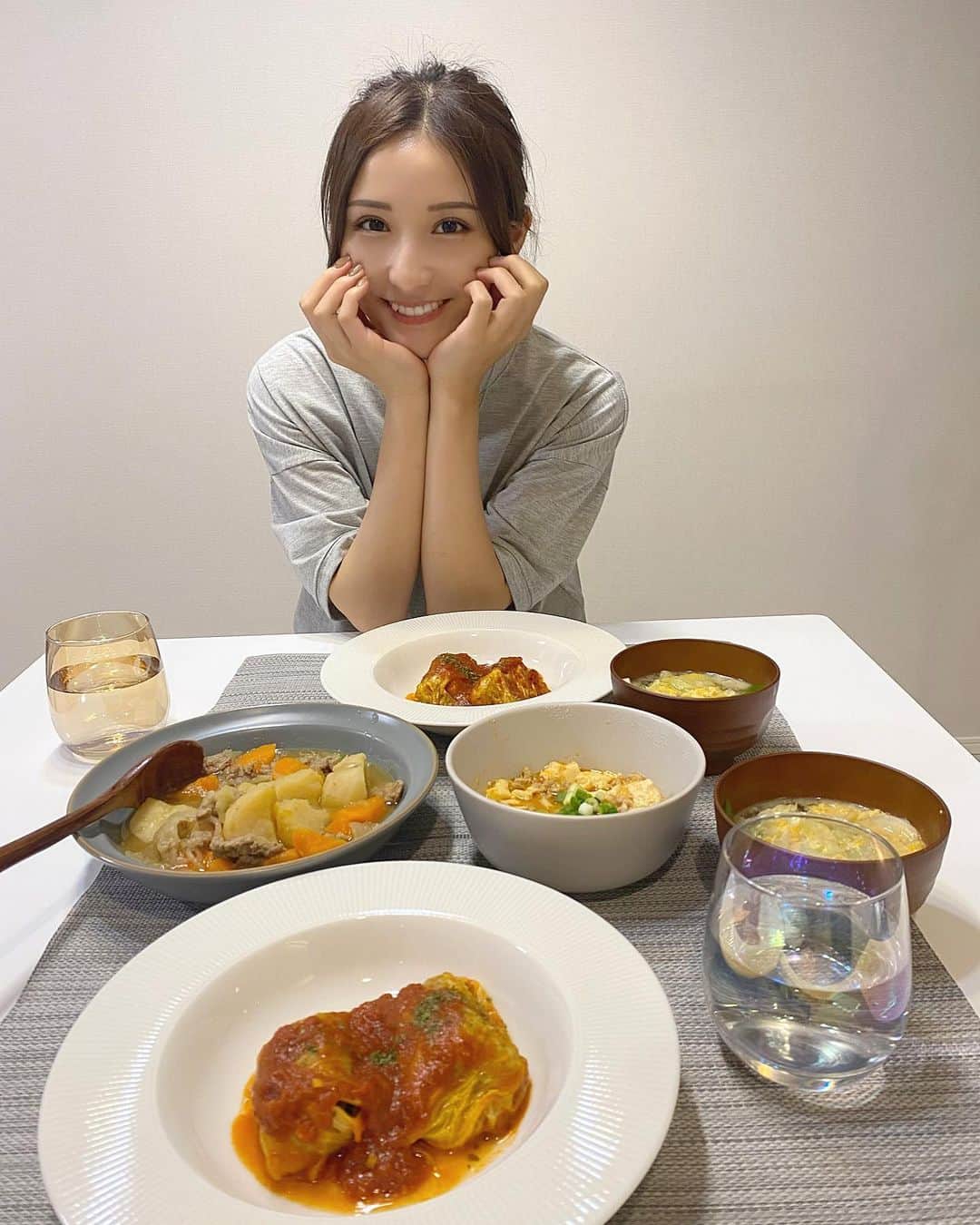 伊藤愛真さんのインスタグラム写真 - (伊藤愛真Instagram)「20:00料理のYouTube投稿するよ！ 今日はロールキャベツ🥰」10月30日 18時54分 - __emagram