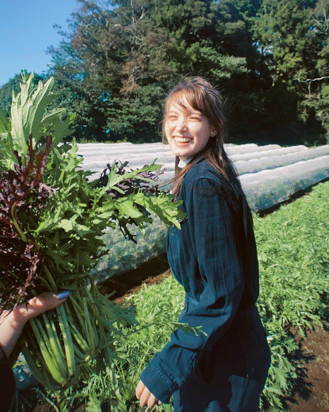 トラウデン直美さんのインスタグラム写真 - (トラウデン直美Instagram)「5歳の時と同じ顔😂  先週の畑で、実はまつきとのコラボ動画を撮影したよ🌱次の金曜日に公開予定なので、みんな楽しみにしててね🤍  Photo by @matsuki_rina ❤️」10月30日 18時57分 - naomi_trauden_