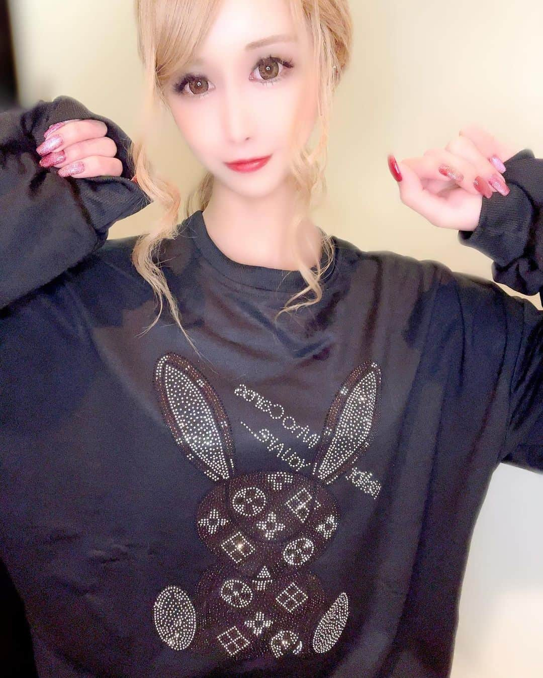 黒咲アンナさんのインスタグラム写真 - (黒咲アンナInstagram)「. . . . . 🐰💖*°.☆.｡.:*・°🐰💖.☆.｡.:*・°🐰💖 . . . めちゃ可愛いうさぎちゃんの黒トレーナー🖤🖤🖤 . . . ( @fxxk.street.official ) . . . キラキラビジューが可愛いのᕱ⑅ᕱ♥ . . . 肌触りいいし生地もしっかりしてるし あたしはオーバーサイズで着てるよ💕 . . . 可愛い服たくさんあるから見てみてね⬇️😍 (@fxxk.street.official ) . . 10/30 20:00〜販売スタートだよ👍✨ . . . . #黒咲アンナ #名古屋 #nagoya #錦3 #錦３丁目 #歌舞伎町 #六本木 #キャバ嬢 #キャバクラ #キャバクラ嬢 #水商売 #ドレス #整形 #シャンパン #champagne #ナイトワーク #nightwork  #ハイトーン #金髪 #金髪女子 #PR #トレーナー #可愛い #キラキラ #ウサギちゃん #🐰#💖 #followme #like4like #いいね . . . .」10月30日 19時03分 - anchaaaaaan0820