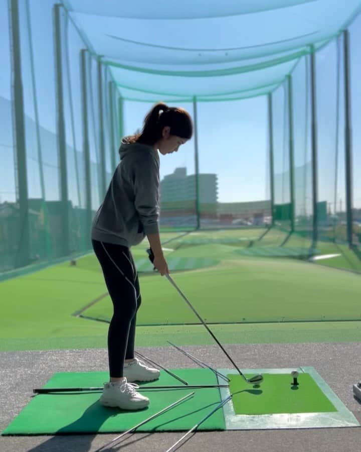 のインスタグラム：「練習Day🏌️‍♀️ 迷子だったスイングが帰ってきた！！  明日は2週間ぶりのゴルフがんばろう😆💓 . #まいごるふ#ゴルフ#ゴルフ女子#ゴルフスイング#ゴルフウェア#ゴルフコーデ#ゴルフ練習#ゴルフスイング動画 #maigolf#golf#TaylorMade#TaylorMadegolf#golfswing#golfwear#골프#골프스윙#골프중독#골프웨어」