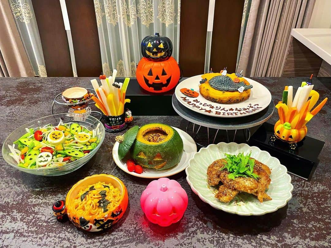 秋丸美帆さんのインスタグラム写真 - (秋丸美帆Instagram)「久しぶりの #チームはまぐり で、ハロウィン🎃&バースデーパーティー🎉サラダの顔は🥗、私のセンスが無さすぎた😭👻   #halloween #halloweenparty #party #birthday #happybirthday #ハロウィン #ハロウィンパーティー #誕生日 #手料理」10月30日 19時27分 - mippy34