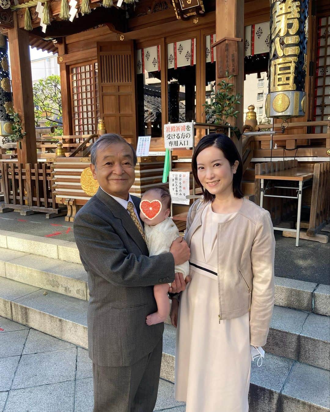 天明麻衣子のインスタグラム：「お宮参りの一枚✨  生後3ヶ月になってから、お食い初めと一緒にやりました。結果的にコロナも落ち着いてきたので、いいタイミングだったと思います。  大きな太鼓の音にも平然としてました。ちょっとしたくしゃみの音で泣くこともあるので、驚く基準が独特ですね😅  #お宮参り #お宮参りフォト #生後3ヶ月 #お食い初め#おじいちゃんも一緒」
