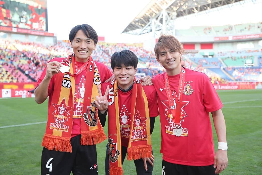 宮原和也さんのインスタグラム写真 - (宮原和也Instagram)「ルヴァン杯優勝⚽️🏆 応援ありがとうございました！！ #grampus  #宮原和也」10月30日 19時24分 - kazuyamiyahara_official