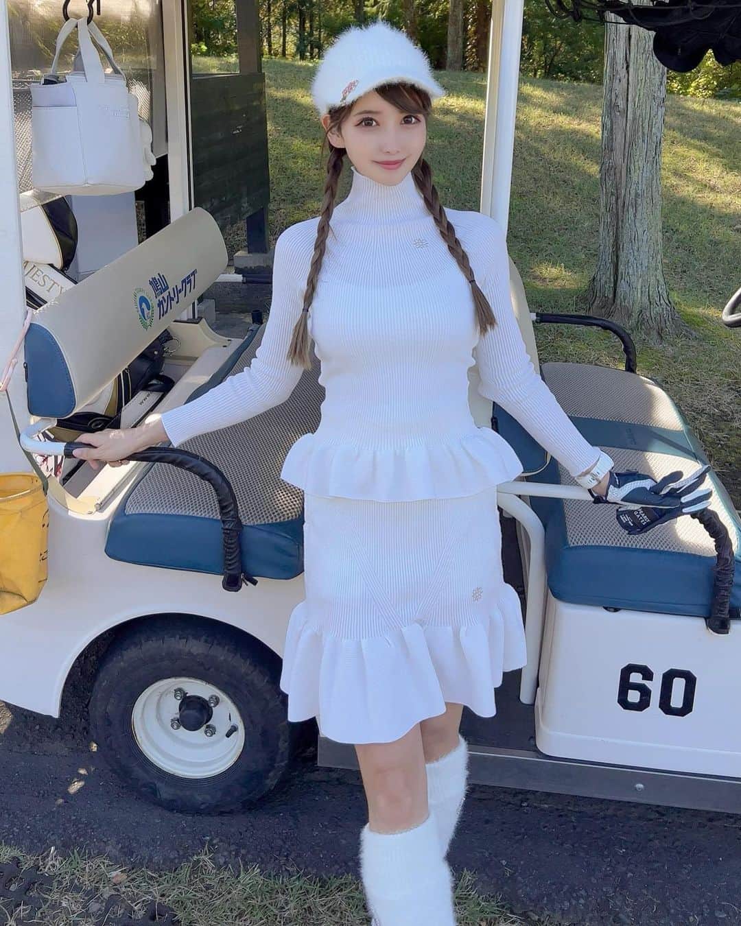 のインスタグラム：「. まっしろふわふわ🤍🤍 今日のウェア全部かわいいっ🥺✨ . 帽子とレッグウォーマーはふわっふわなの🥺 キラキラのビジューがついてるのもツボ🌟🌟 @masterbunnyedition_official のものだよ🤍 . ウェアは @standrews_jp 🤍 大きいフリルがスイングする時ふわっとしてかわいいの〜🥺✨ 気付いたらスカート回っちゃっててポケットの位置が変だけど気にしないでね😇（２、３枚目） . 寒くなると白着たくなる🐇🤍 . #ゴルフ女子#ゴルフ初心者#ゴルフ#ゴルフウェア#ゴルフコーデ#ゴルフファッション#ゴルフ好き#ゴルフ好きな人と繋がりたい#ゴルフ女子コーデ#セントアンドリュース#マスターバニー#マスターバニーエディション#ホワイトコーデ#golf#golfwear#golfstagram#golfgirl#golflife#standrews#masterbunnyedition#white#whitecode」