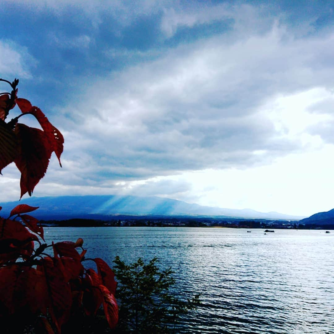 富永美樹さんのインスタグラム写真 - (富永美樹Instagram)「#秋の風景 #富士北麓 #紅葉🍁  #富士山 にかかる#天使の梯子  #美しかった  #今日の富士山 #河口湖   #秋 #秋大好き  #行楽日和 #青空  #撮影場所 #富士河口湖町  #紅葉まつり #紅葉回廊 #紅葉スポット #ほうとう #うま #食欲の秋  #コキア #大石公園 #鳴沢村 #山梨県  #自然に癒される  #景色最高 😁 #風景写真」10月30日 19時45分 - miki.tominaga.official