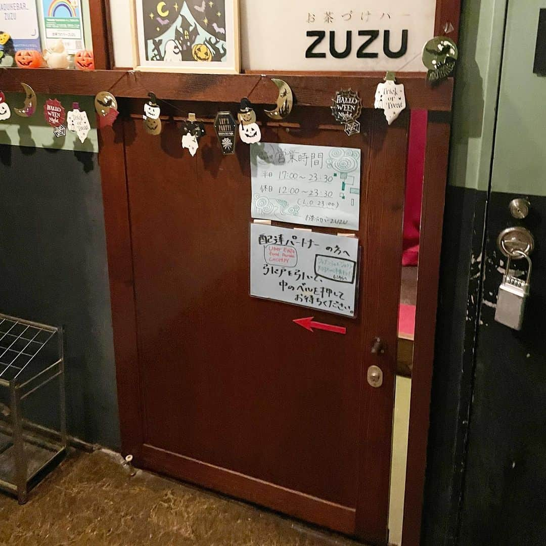 mimiさんのインスタグラム写真 - (mimiInstagram)「居心地の良いご飯屋さん発見した♡  お茶漬けバー ＺＵＺＵ　 @ochadukebar_zuzu   お茶漬けバーって始めて聞いた😳 フラットお座敷でいただく お茶漬け🥺❤️ とってもほっこりする！！ （人気No.1の鮭といくらの親子茶漬けにした😋)  日本酒の種類が沢山あって お酒に合うお料理を出してくれるよ😊 どれも美味しい🤤🤤 海鮮魚介の彩りぶっかけサラダが特に美味しかった✨  ドアが小さくて（しゃがみながら入るよ☺️） 個室も沢山あって 完全に隠れ家的なお店☺️✨  飲み放題にスパークリングワインがあるのも嬉しい😆 ・ #お茶づけバーzuzu #新宿グルメ #新宿居酒屋 #新宿デート #新宿バー #新宿 #お茶漬け専門店 #食べて飲んで締めでお茶漬け #mimiディナー #ほっこりディナー #隠れ家バー #お茶漬けバー #お座敷スタイル #グルジョ #東京ディナー #たべすたぐらむ #グルメスタグラム #インスタグルメアワード2021 #japanesefood #japanesegirl #ochazuke #저녁　#晚餐」10月30日 19時41分 - chan.mi3