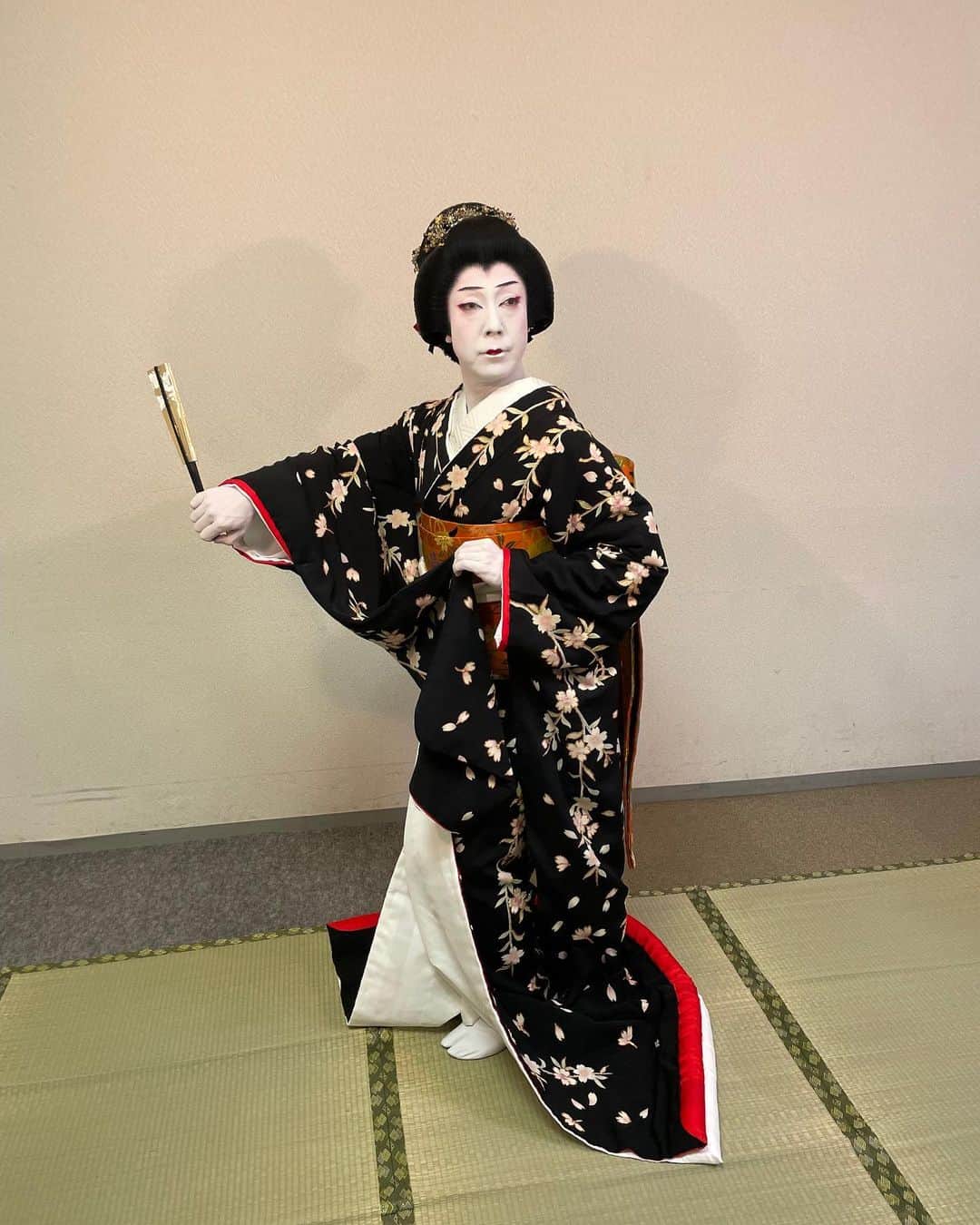 尾上菊之助さんのインスタグラム写真 - (尾上菊之助Instagram)「. 「紀の国わかやま文化祭2021」が本日よりスタートしました。 ⁡ 和歌山県での文化芸術活動の発表を行う国内最大の文化の祭典です。11月21日まで行われます。 ⁡ 本日は開会式のプロローグにて舞踊『鐘ヶ岬』を尾上流の振付にて踊りました。 また、フェスティバルでは「和歌山の自然を巡りながら文化に触れる旅」をテーマに、和歌山県の皆さんと、尾上菊之丞さんの振付にて火の鳥の役を演じました。 ⁡ 文化・芸術の祭典の幕開けに携わることができ大変嬉しく思います。 ⁡ 本日の様子は 11月23日 10:05〜 NHKにて放映予定です。 ⁡ #紀の国わかやま文化祭2021」10月30日 19時43分 - onoekikunosuke