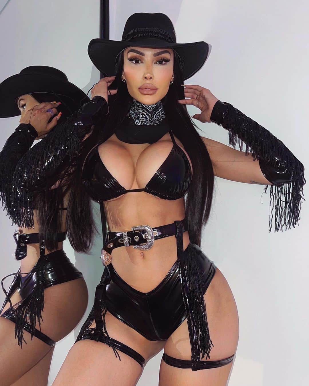 ANNELESE MILTONのインスタグラム：「Welcome to the Wild Wild West 🥀 #halloween」