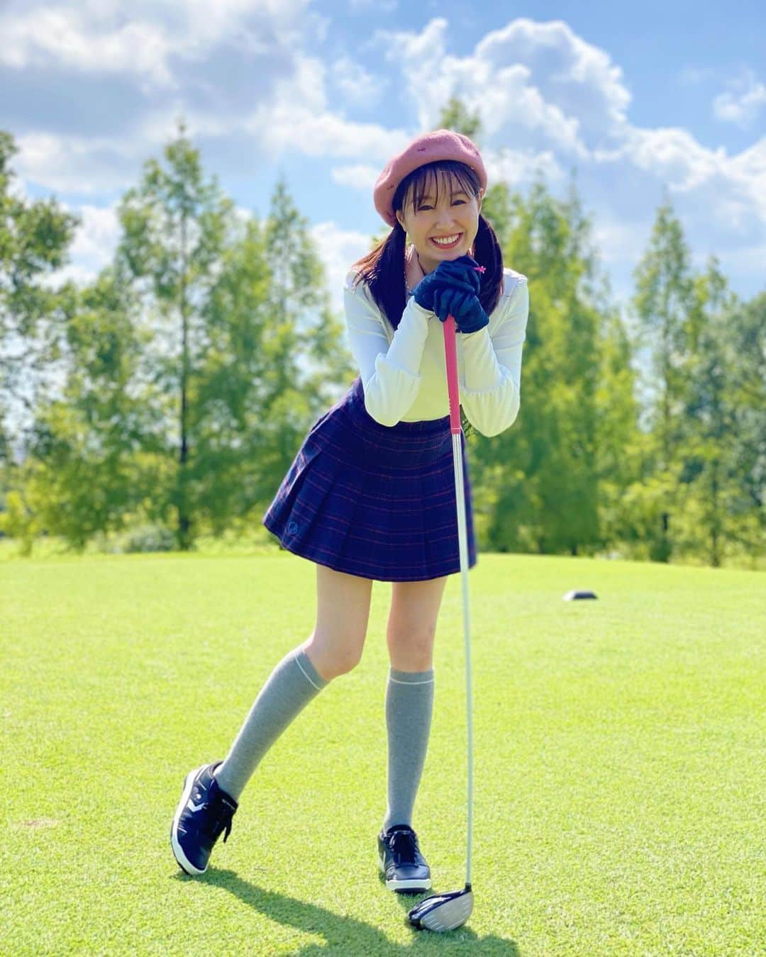 松中みなみさんのインスタグラム写真 - (松中みなみInstagram)「久々投稿ですー🐈💓  最近お仕事の時とゴルフの時以外 ほぼ写真撮ってないなぁ🤭  この日は @j.jane_japan の新作ウェア着て ゆいちゃんとプレーしてきた❤️  ゴルフのベレー帽って可愛いね🥺🎀💕  ヒマワリみたいに明るいゆいちゃんと回るゴルフは やっぱり最高に楽しいっ🌻💓  今年もまだまだたくさん行こうね🏌️‍♀️✨  #ゴルフ #ゴルフ女子  #ゴルフウェア #ゴルフコーデ #ゴルフ女子コーデ #韓国ファッション #韓国ゴルフウェア #スイング動画」10月30日 19時57分 - minami_matsunaka