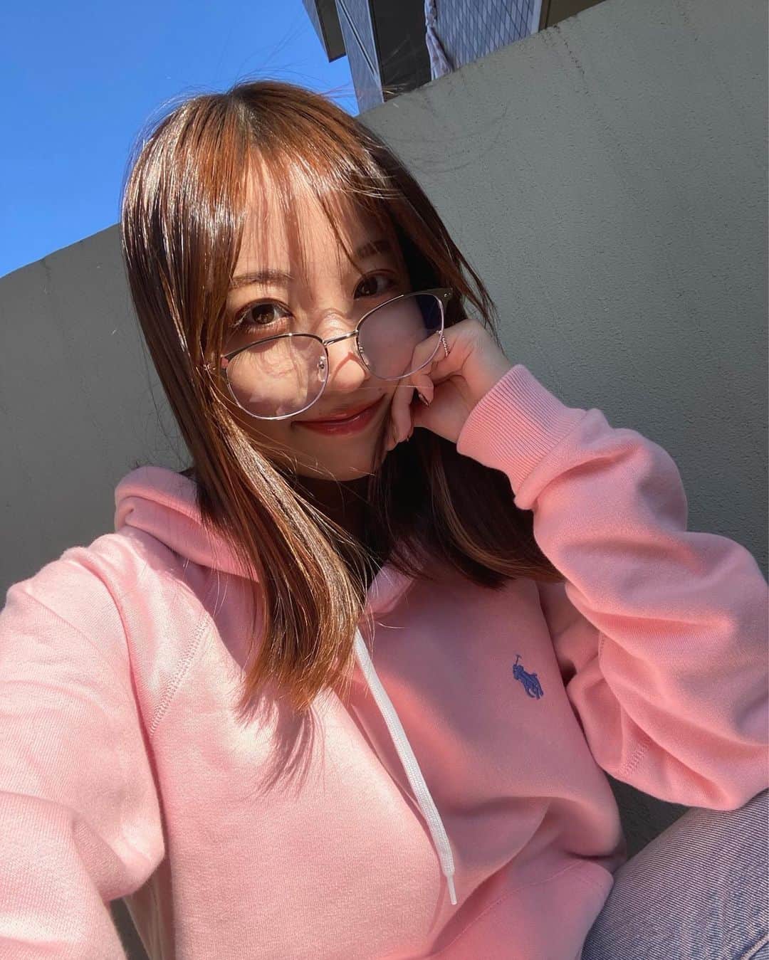 大野真昂のインスタグラム：「ゆるっとパーカー1枚で外出れるの好き〜🍂  ブルーライトカットのメガネげっと🥸✌🏻 @kanturoeyewear 🕶  クリアビーズのチョーカーに華奢なブレスレットは @seadream_urban 🔗  毎年恒例の手ガサガサになりかけてる… バッグの中にハンドクリーム入っとるのに 使い忘れるけん結局意味ない🥲 今年は気をつける、、！！  #poloralphlauren #kanturoeyewear #ブルーライトカットメガネ」