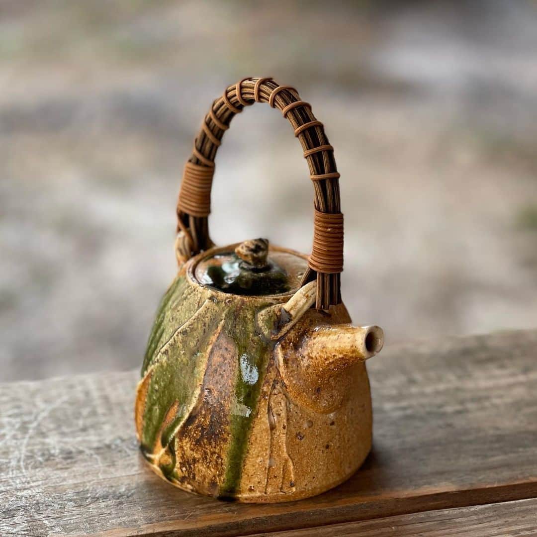 佐竹晃さんのインスタグラム写真 - (佐竹晃Instagram)「Wood fired teapot, oribe glaze www.akirasatake.com  #teapot #急須 #akirasatake #akirasatakeceramics #clay #rada  #asheville  #tea #gallerymugen  #茶 #陶芸 #陶芸家  #佐竹晃 #ceramics #pottery #japanese #japanesepottery」10月30日 20時53分 - akirasatake