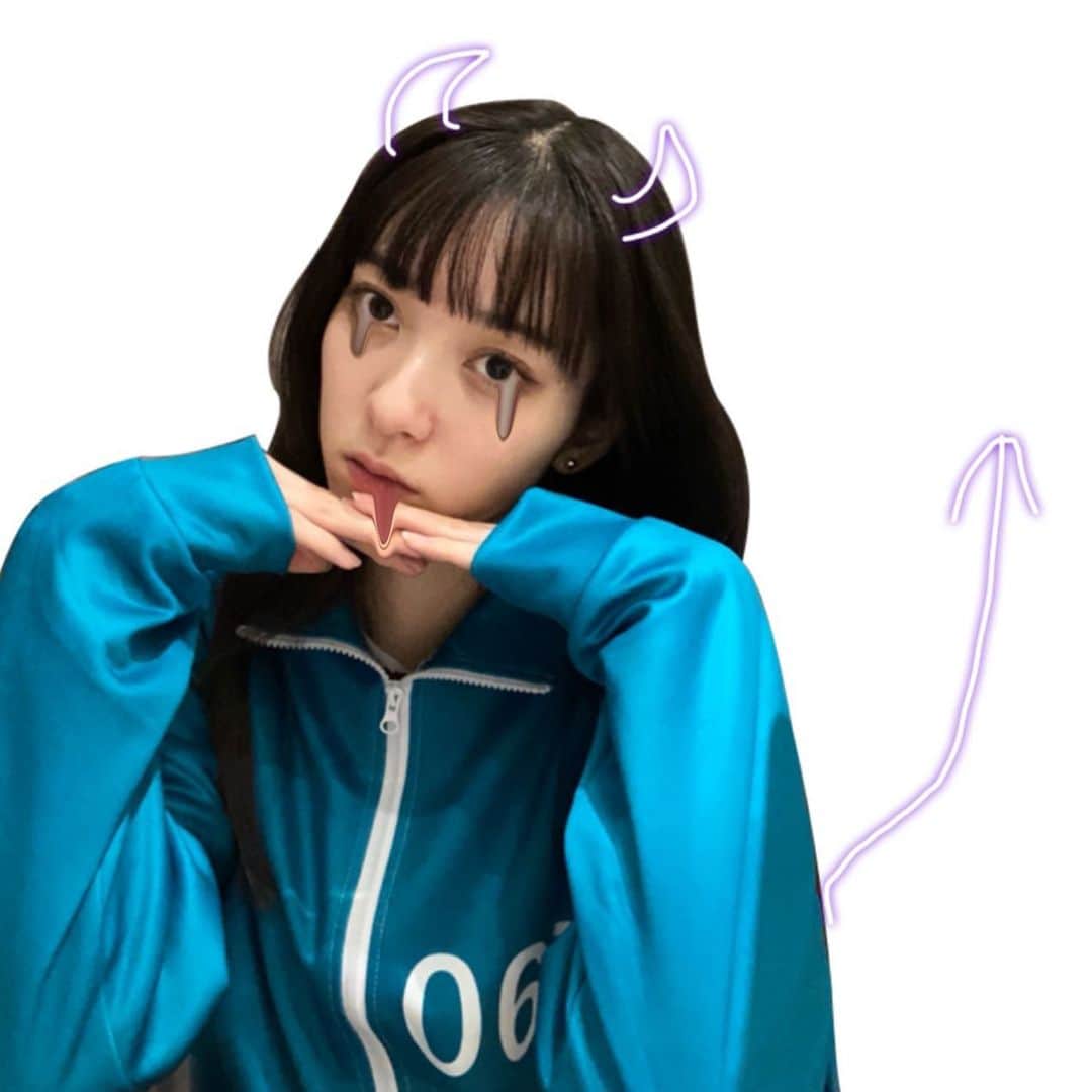 夏目璃乃のインスタグラム：「・ ・ 学校のハロウィンパーティーだったのだよ‪‪☺︎‬  ・ ・ 初めましてのナオピーさんとどいさんとも撮ってもらったよ👼🏻withB感、、笑 ・ ・  #夏目璃乃 #rinonatsume #181cm #ノーマルカメラ  #ハロウィンパーティー  #ハロウィン  #仮装  #イカゲーム  #halloween」