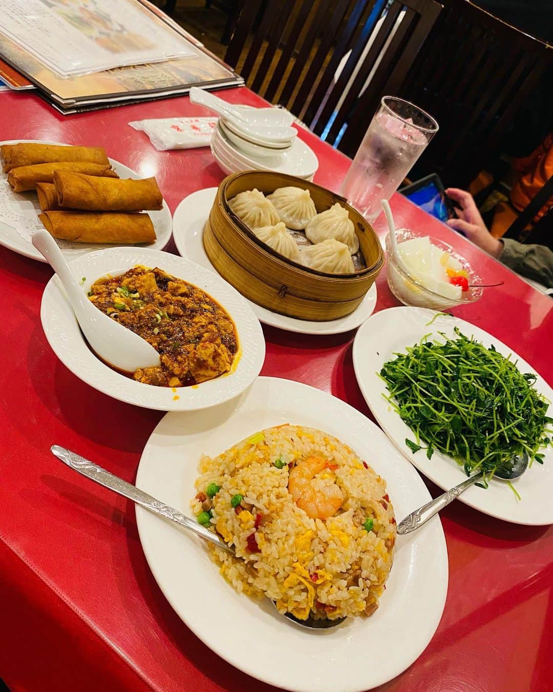 希良梨のインスタグラム：「Dinner🐉🐲  長い間、お世話になってる中国人の方がいる 落ち着けて、癒される大好きなお店❤️  #夜ご飯 #中華料理 #dinner #chinatown  #goodvibes #love #japan #taiwan #simple #nature」