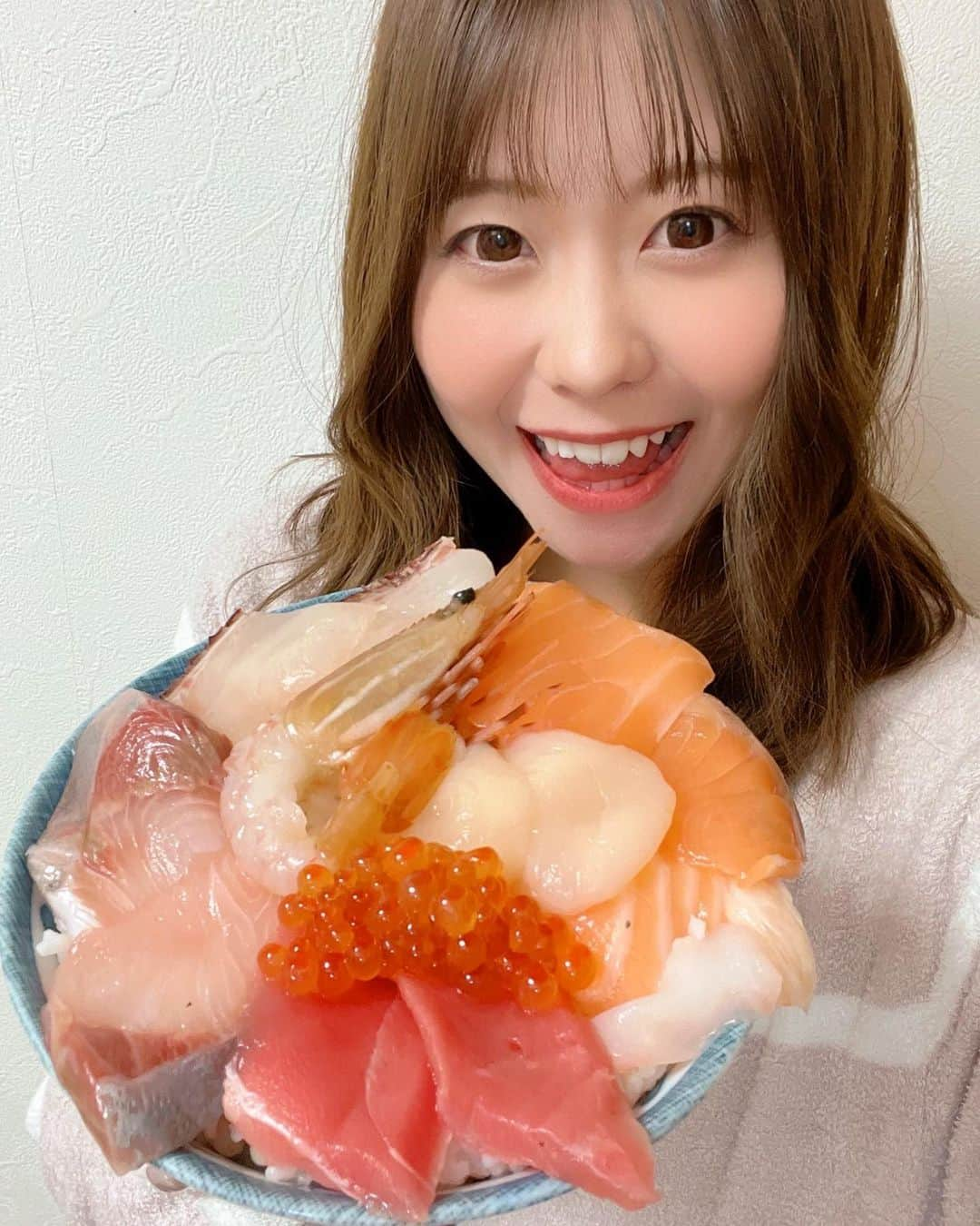 KANAのインスタグラム：「海鮮どーん😆🍣🦐  昨日紹介した「糸島食堂」と「KKRホテル博多」の コラボ商品、海鮮丼です✨  おうちで流水で解凍しそのままスライドして ご飯に盛り付けるだけ🍚  包丁いらず🔪手間いらず🙌で こだわりの素材、ボリューム満点のダイナミック海鮮丼が おうちで簡単に食べられます😋💗  みなさんもぜひぜひKKRホテル博多１階にある 自動販売機で購入してみてください☺️  Happy Halloween🎃🍭👻  #RFCチア #KKRホテル博多 #糸島食堂　  << @rfccheer >> < @kkr_hotel_hakata > < @fukuoka_toyota > < @bandel_official > . #KKRホテル博多 #ブライダルモデル #bridalmodel  #restaurant #alcamon #今日もいいことあるかも  #福岡トヨタ #イメージガール #car #車 #TOYOTA  #RFCチア #cheer #cheerleader #dance #japan #yell #チア #sports #love #happy #instagood #smile  #dream #hotel #ホテル #福岡 #fukuoka #テラス」