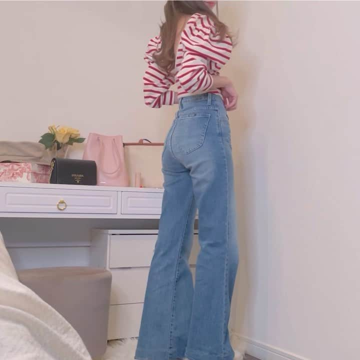 MOMOKOのインスタグラム：「⁡ ⁡ ワンピースを折り込んで トップスにして着るのもかわいいなぁって👖🇫🇷 ⁡ tops #honeymihoney  denim #rollasjeans  ⁡」