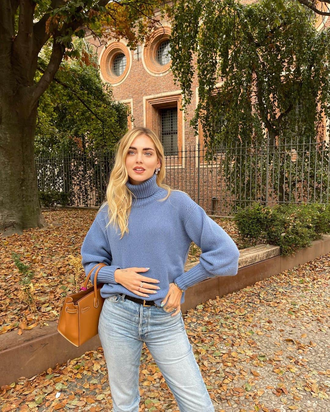 キアラ・フェラーニさんのインスタグラム写真 - (キアラ・フェラーニInstagram)「It’s turtleneck season 💙 Wearing mine from @falconeriofficial #falconeri #adv」10月30日 21時27分 - chiaraferragni