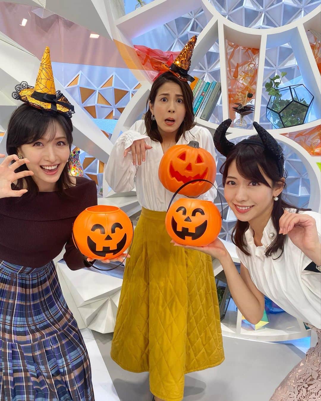 のインスタグラム：「・ ⁡ ⁡ 3人でぷち仮装🥸☽  ⁡ ⁡ それにしても優美ちゃんの表情... 100点満点😭💯笑 ⁡ ⁡ ⁡ よい週末を👻💭 ⸝⋆ ⁡ ⁡ ⁡ ⁡ #happyhalloween #🎃 #フジテレビ #めざまし8 #同い年トリオ  #横山ルリカ #永島優美 #小野寺結衣」