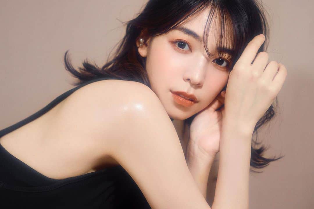 仲美咲のインスタグラム：「🖤 @kazumi__izawa  @itoakari_  @___ri.5___  @inagawa_midori   #作品撮り#shooting#beauty #黒ワンピース#cool #cameraman#hairmake#stylist」