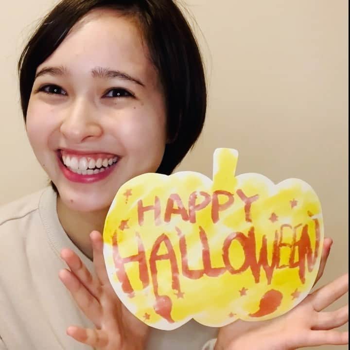 ジャスミンのインスタグラム：「Happy Halloween🎃  隠れているメッセージが出てくる実験をしました🧪  唐突ですが、ここでクイズです！  ①文字は重曹を水に溶かしたもので書きました。 ②黄色の液体は消毒液とスパイスを混ぜています。  さて、そのスパイスは何でしょう？  答えはコメントに！  #halloween #ハロウィン #experiment #実験 #実験遊び #クイズ #quizinstagram #黄色 #steam教育」