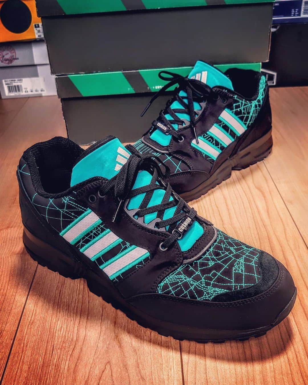 レイザーラモンRGさんのインスタグラム写真 - (レイザーラモンRGInstagram)「adidas EQUIPMENT CUSHION 91 RH！1991年のボストンマラソン用にデザインされたEquipmentジャケットをモチーフにした配色で刺繍されてる模様はなんとボストンの道路！ええデザイン！  #adidasequipment #adidasequipmentcushion #equipmentcushion91 #bostonmarathon #キモ撮り #KIMODORI」10月31日 8時38分 - rgrazorramon