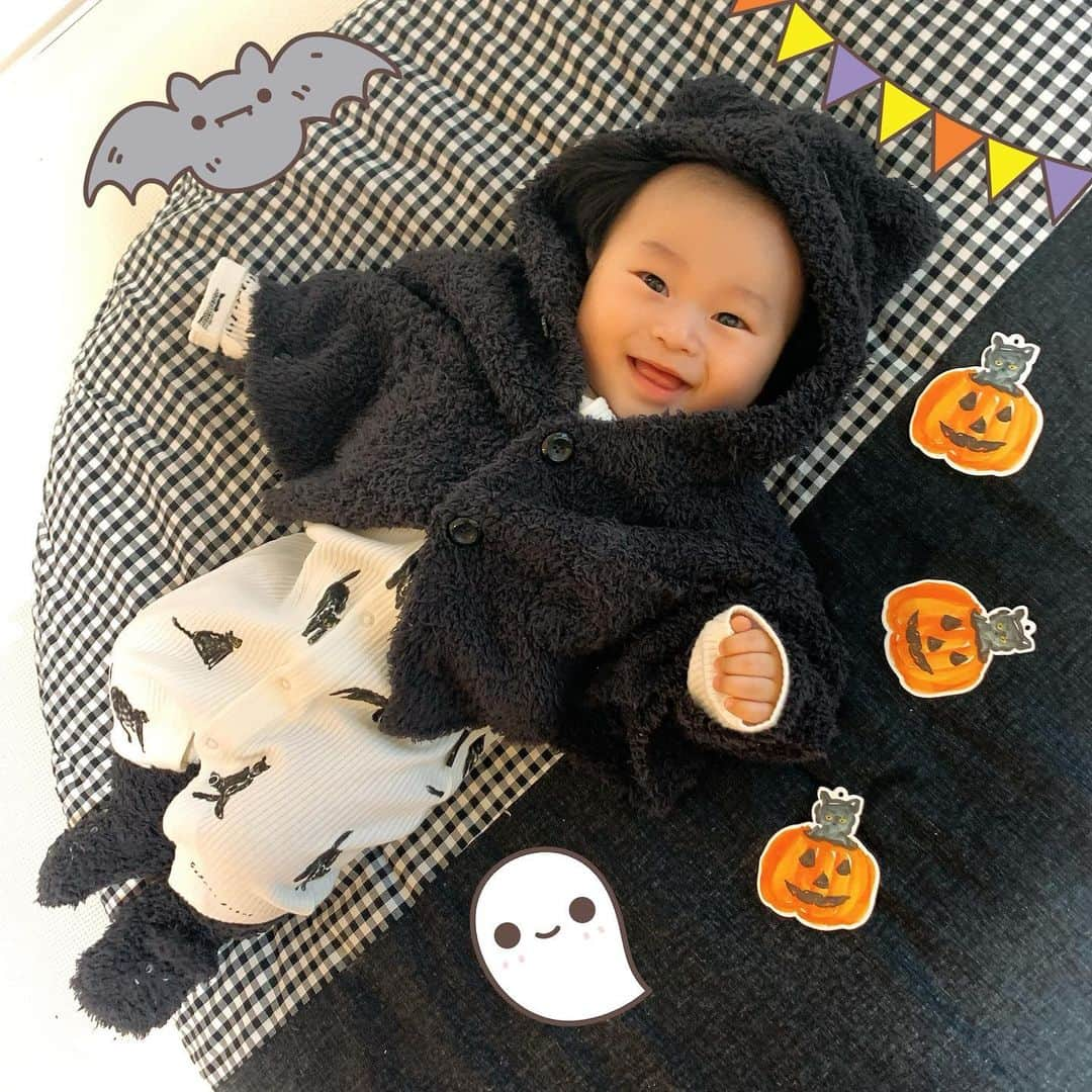 倉持由香のインスタグラム：「ハッピーハロウィン🎃✨息子の初ハロウィンはいつもお世話になっているスタイリストのキムキムから頂いたジェラピケの猫ちゃん！🐈‍⬛  #halloween #gelatopique #ベビーハロウィン」