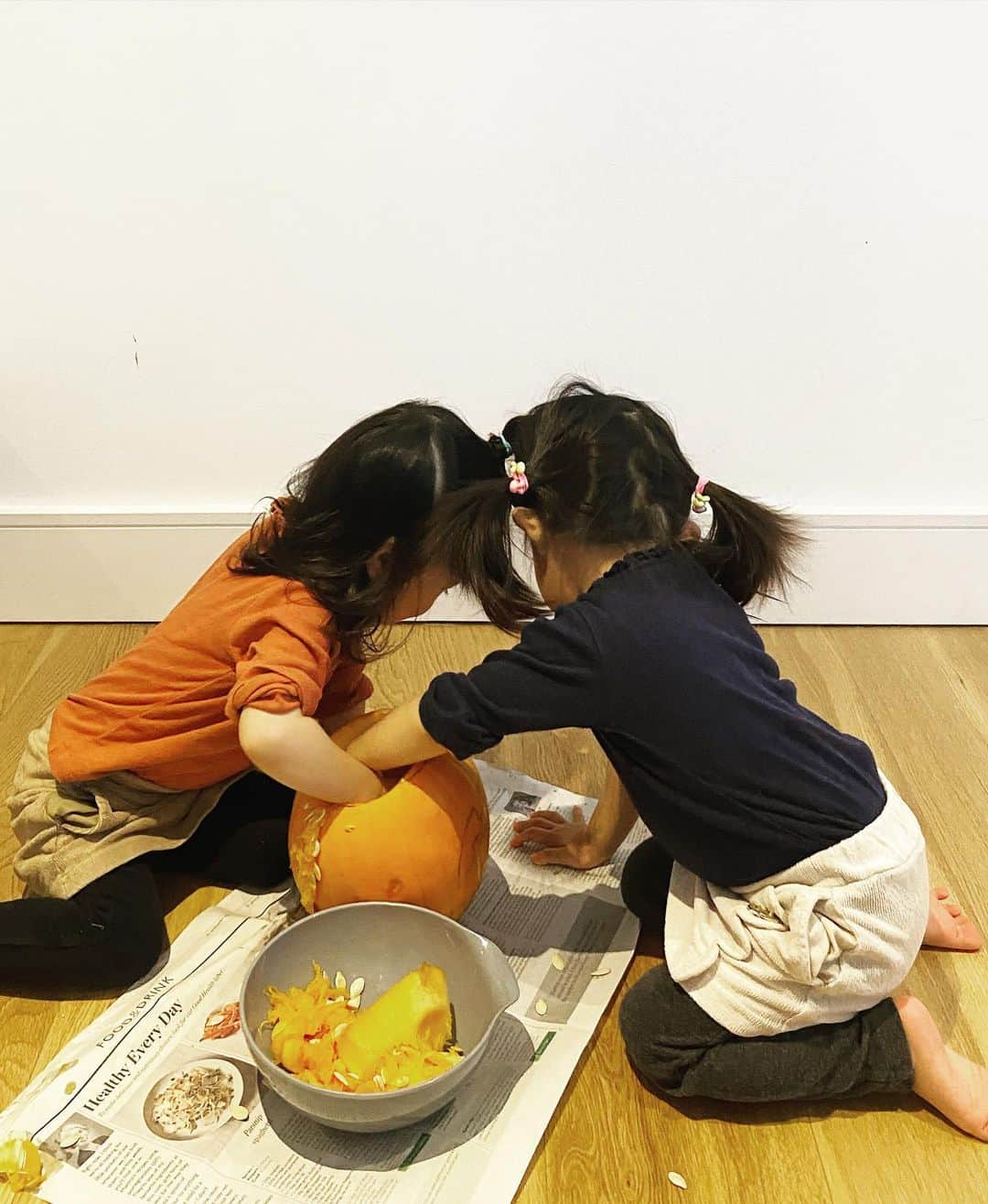 岡村仁美さんのインスタグラム写真 - (岡村仁美Instagram)「Happy Halloween 🎃 わが家もジャックオランタン作りました ・ ロンドンのスーパーではハロウィンの時期になると、ジャックオランタン用のかぼちゃがゴロゴロ売られています。このサイズなら100円くらいでびっくり！！ ・ 娘たちはタネを出すのに夢中になっていました  #halloween #ロンドン生活 #双子育児 #作ったのはほぼ夫です」10月31日 7時21分 - hitomi_okamura_