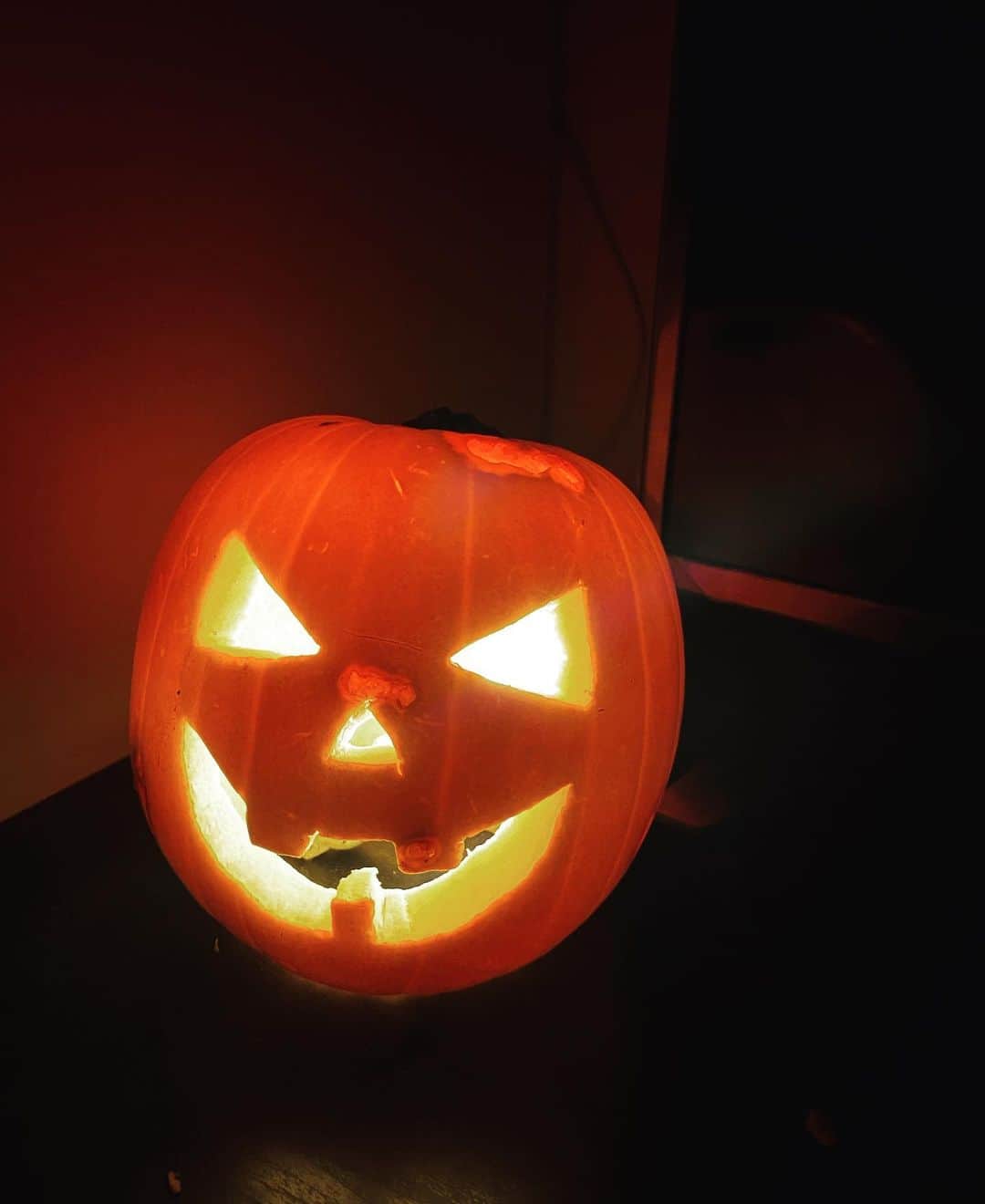 岡村仁美のインスタグラム：「Happy Halloween 🎃 わが家もジャックオランタン作りました ・ ロンドンのスーパーではハロウィンの時期になると、ジャックオランタン用のかぼちゃがゴロゴロ売られています。このサイズなら100円くらいでびっくり！！ ・ 娘たちはタネを出すのに夢中になっていました  #halloween #ロンドン生活 #双子育児 #作ったのはほぼ夫です」