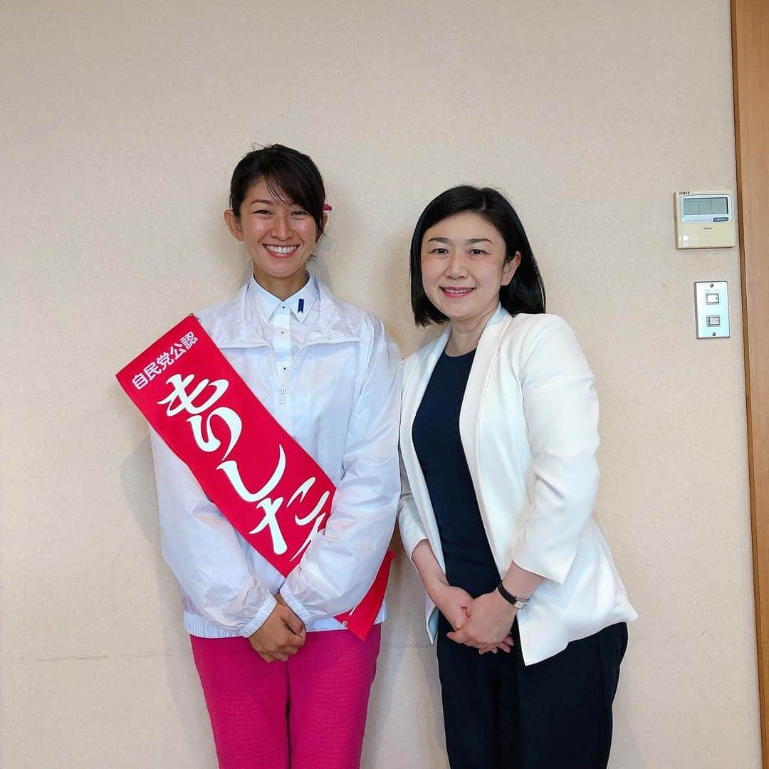 森下千里のインスタグラム：「デジタル担当大臣の #牧島かれん衆議院議員 が来てくださいました‼️  しかも、 一緒に選挙カーに乗っていただき、 車でもマイク🎤を持っていただきました！  なんと言うことでしょう。  皆さんに、 もりしたを国政に送ってほしい。 そのあとは、 わたしたちもしっかりサポートできる、 成長させれる、と力強く言っていただきました。  自民党は勉強会も盛んです。 多くを学び、皆さんの役に立てるようになっていきたいです！  #宮城五区 #辻立ちクイーン」