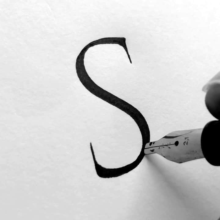 Seb Lesterのインスタグラム：「The Letter ‘S’ in Roman Monumental Capitals. Arguably the most beautiful letterform in what many consider to be the most beautiful and timeless calligraphic hand. Nearly 2,000 years old, this eternal letter would originally have been written with a broad brush at larger sizes. #calligraphy #lettering #seblester」
