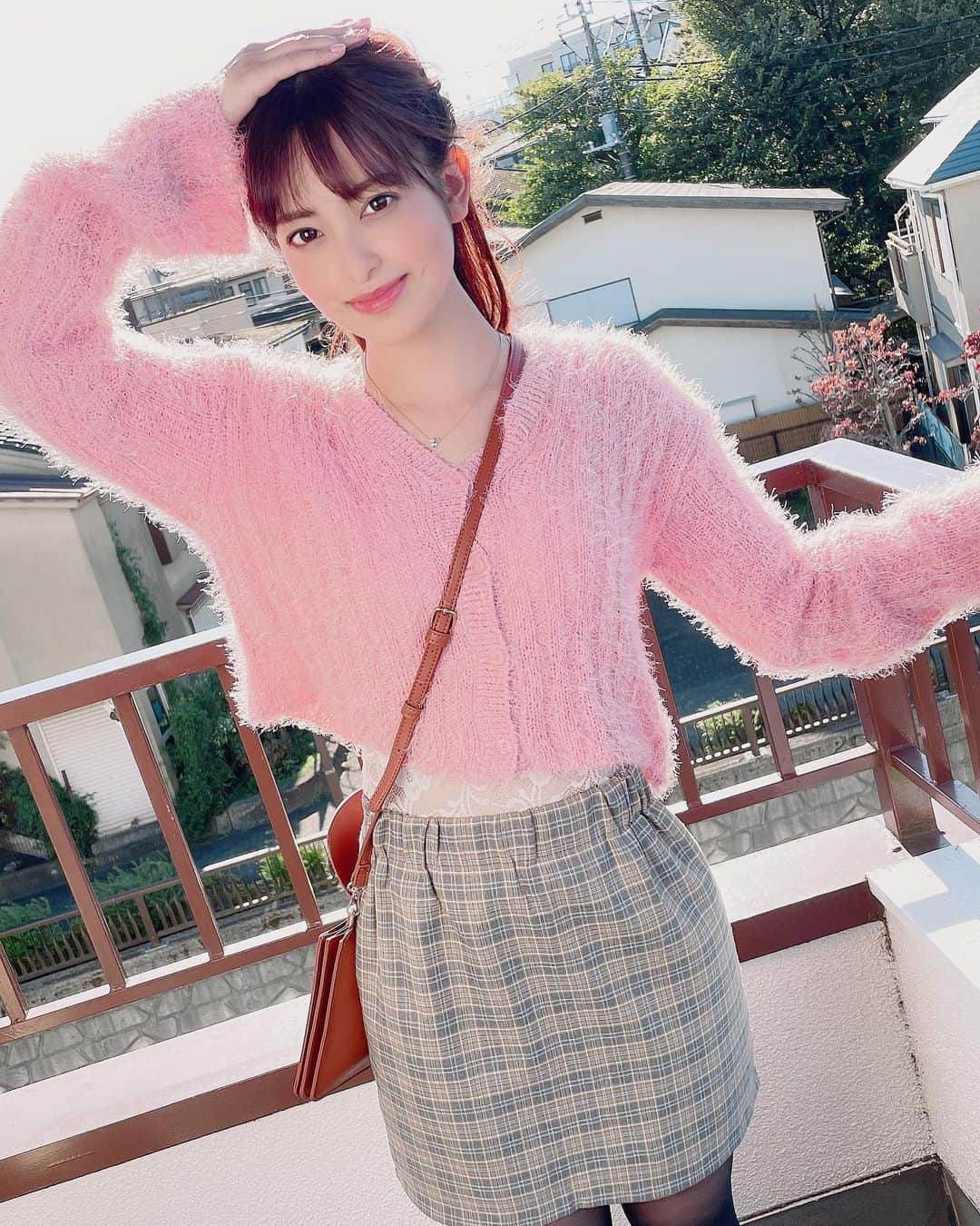 桜もこさんのインスタグラム写真 - (桜もこInstagram)「風強いandバッグあいたまま、、、🐱  #撮影　#pink #bag #open #japanesegirl #japanesemodel #instagram」10月31日 0時20分 - mokochan319