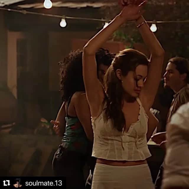 スネジャナ・オノプカのインスタグラム：「#Repost @soulmate.13 with @make_repost ・・・ Не красота вызывает любовь, а любовь заставляет нас видеть красоту.  🎞Movie: Мистер и миссис Смит / Mr. & Mrs. Smith, 2005 (16+) 🎵Music: Sev - To be loved.  Soo true」