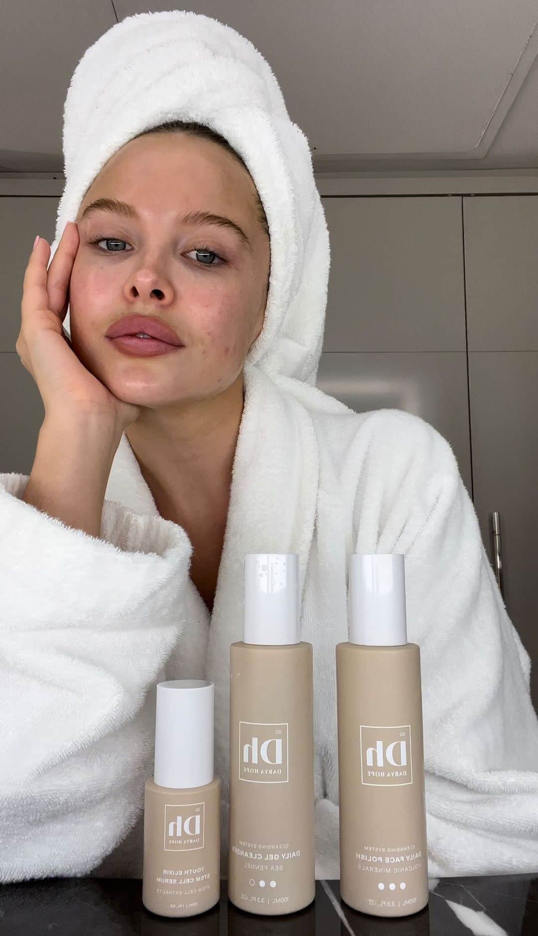 Mara Teigenのインスタグラム：「Hello lovelies🤍🤍 Sharing my current skincare routine with some amazing products! This is not an ad, I genuinely love love love these products. Enjoy Xx🤍🤍 Please let me know if you have any questions . In this video I am using @daryahope @origins @chanel.beauty」