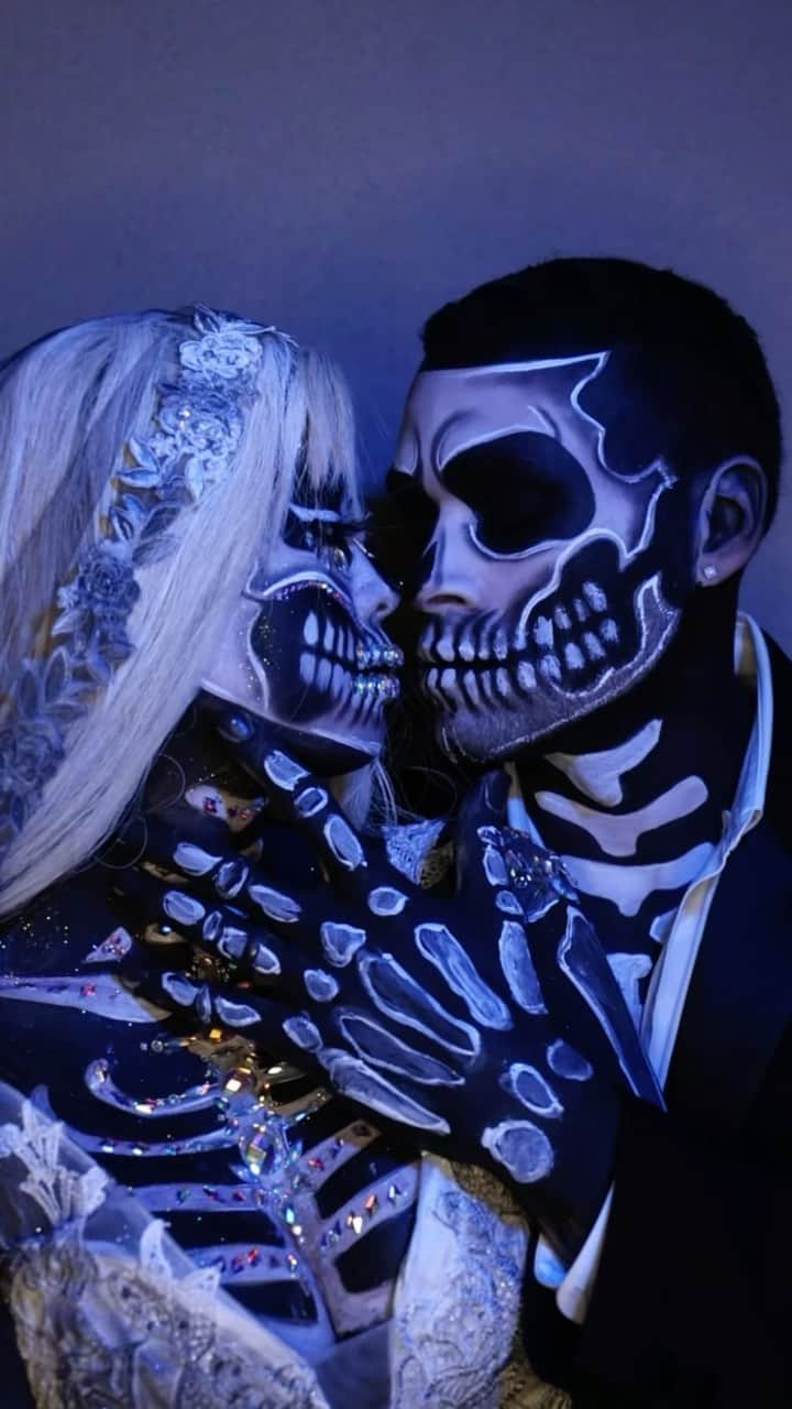 リアン Vのインスタグラム：「Till death do us part 💀💍💀 @foreverus #Halloween #Skeleton   🎥 : @romansofia_  MUA: @nicholerayartistry   Makeup Deets 💋 #glambynicholeray  Sketching Pencil: @italiadeluxemakeup white pencil  White Face & Body Paint: @nyxcosmetics SFX Creme Colour “White”  Black Face & Body Paint: @bennyemakeup Magi Cake Black  Mixing Medium: @mehronmakeup  Black Pigment: @pinkyrosecosmetics 80’s Baby “Fuerte”  Brushes: @doseofcolors Makeup Brushes  Paint Brushes: @frendsbeauty Paint Brushes  Crystals & Tools : @thecrystalninja Tool & @amazon Crystal Set 1000 Pieces  White Paint Highlights & Lining & Eyeliner: @citycolorcosmetics White Liquid Liner  Lashes: @baddieblashes Lash Book Faux Mink “SNATCHED”  Mascara: @toofaced Better Than Sex  Glitter Face/Body: @litcosmetics Sugar & Spice  White Hair Spray: @partycity White Hair Spray  Wig: @bellamihair Fiona Wig」