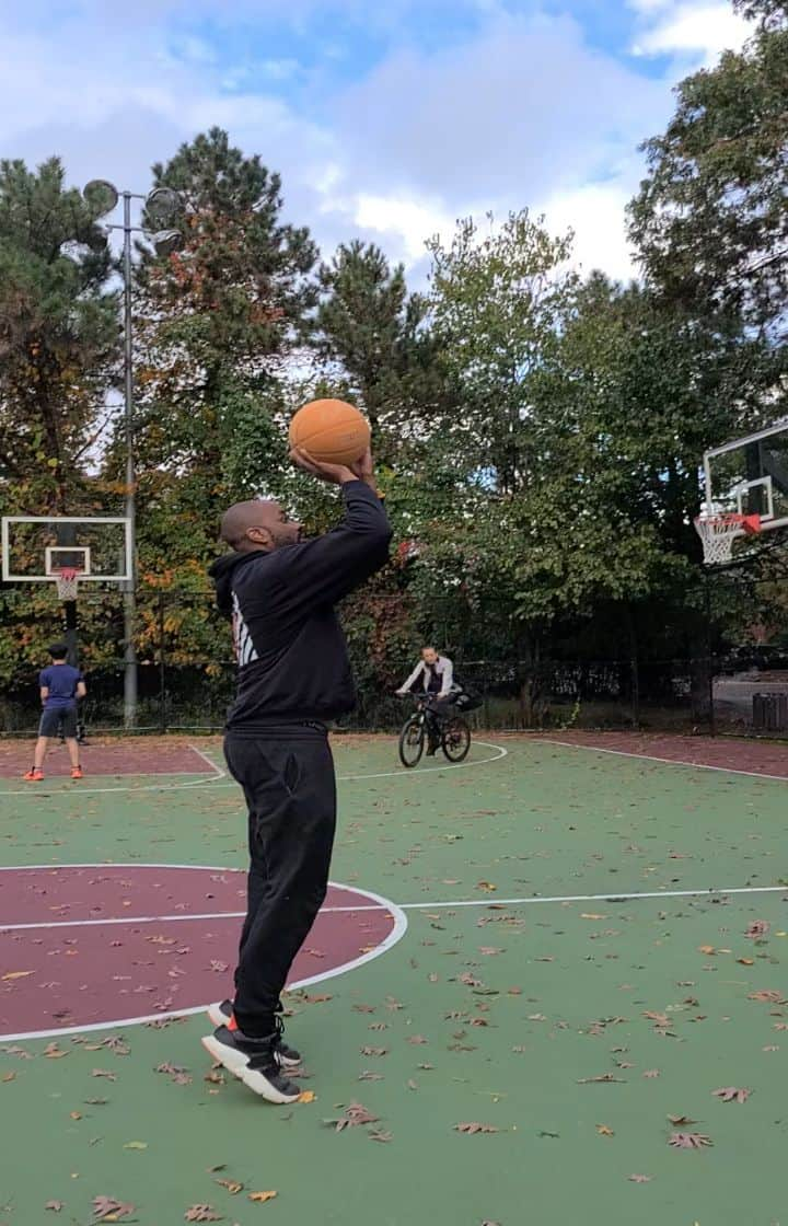 call me Lix the 6-Toyのインスタグラム：「"Play me for my ❤" #saturdaymotivation #saturdayworkout #basketballcourt #3pointer #bballtraining #」